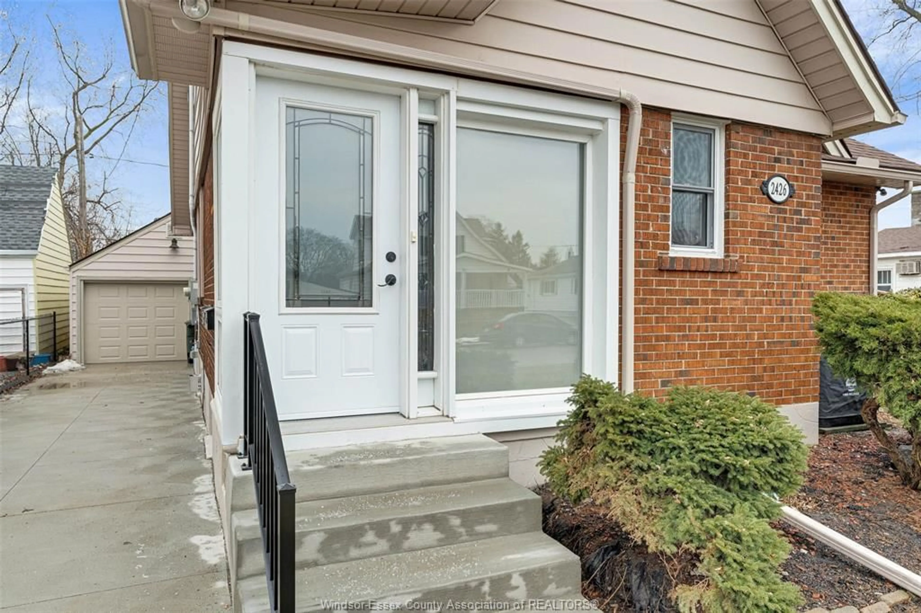 Indoor entryway for 2426 FRANCOIS Rd, Windsor Ontario N8W 4T4