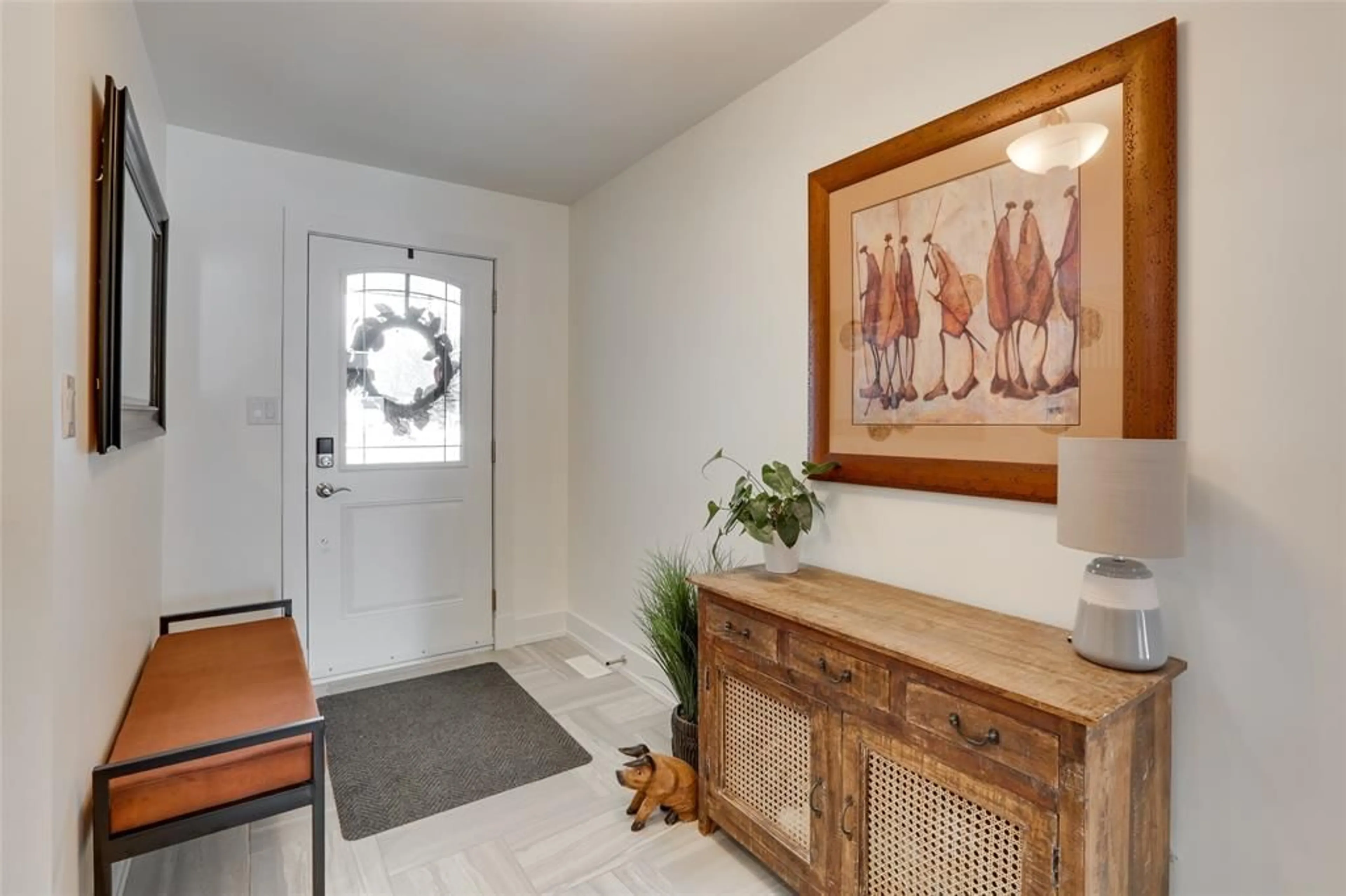 Indoor entryway for 73 SUNSET Ave, Warwick-Watford Ontario N0M 2S0