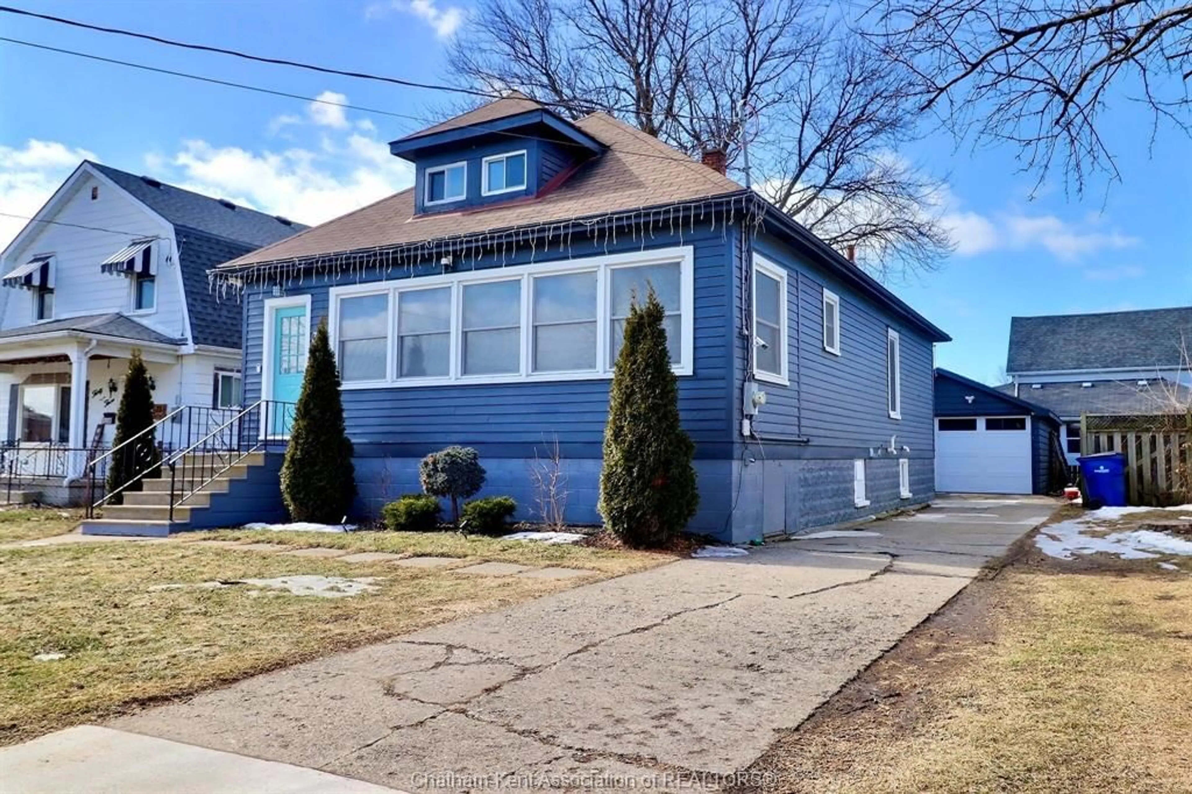 Home with vinyl exterior material, street for 39 Lorne Ave, Wallaceburg Ontario N8A3Y8