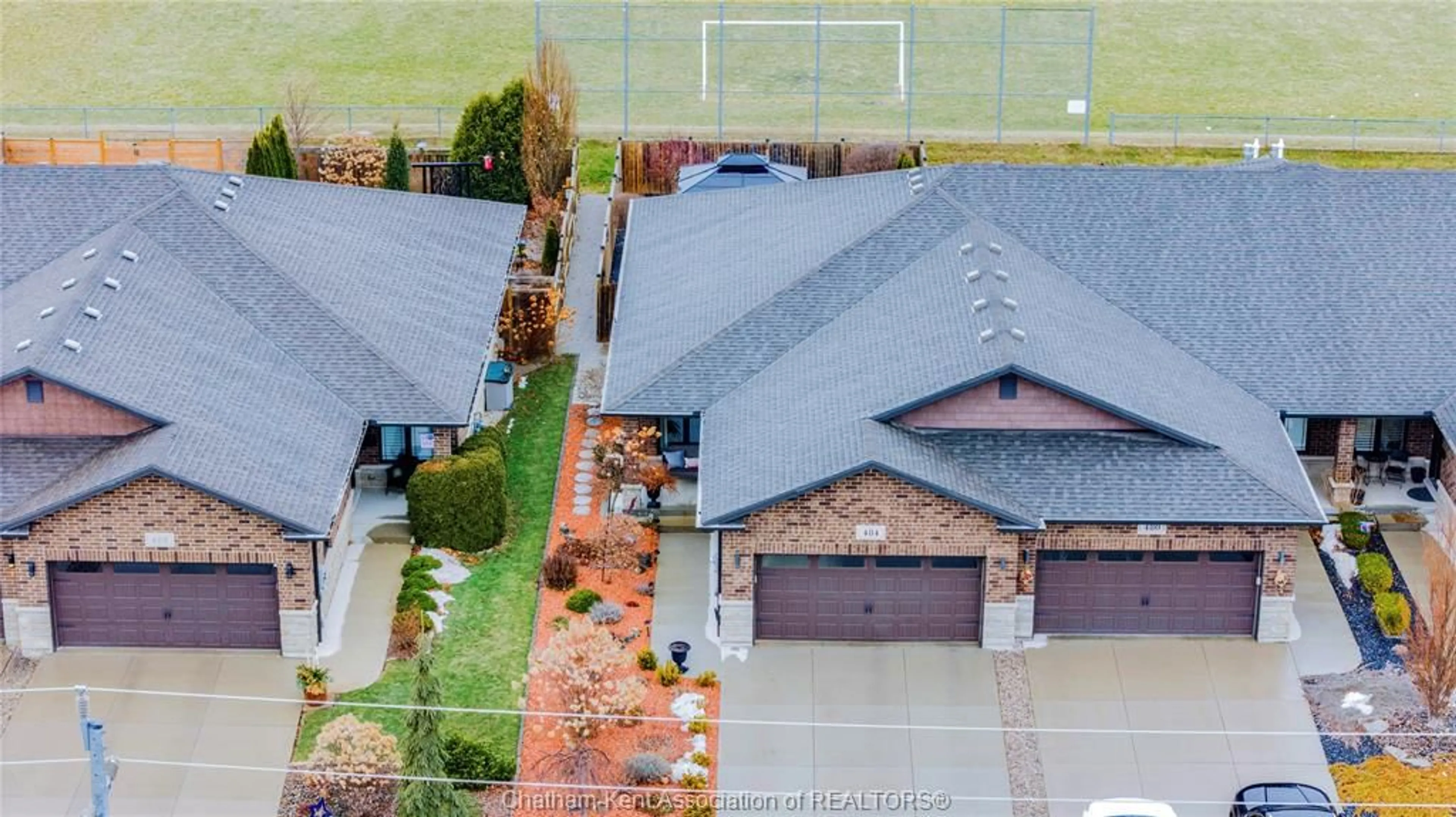 A pic from outside/outdoor area/front of a property/back of a property/a pic from drone, street for 484 TWEEDSMUIR Ave, Chatham Ontario N7M 0K9