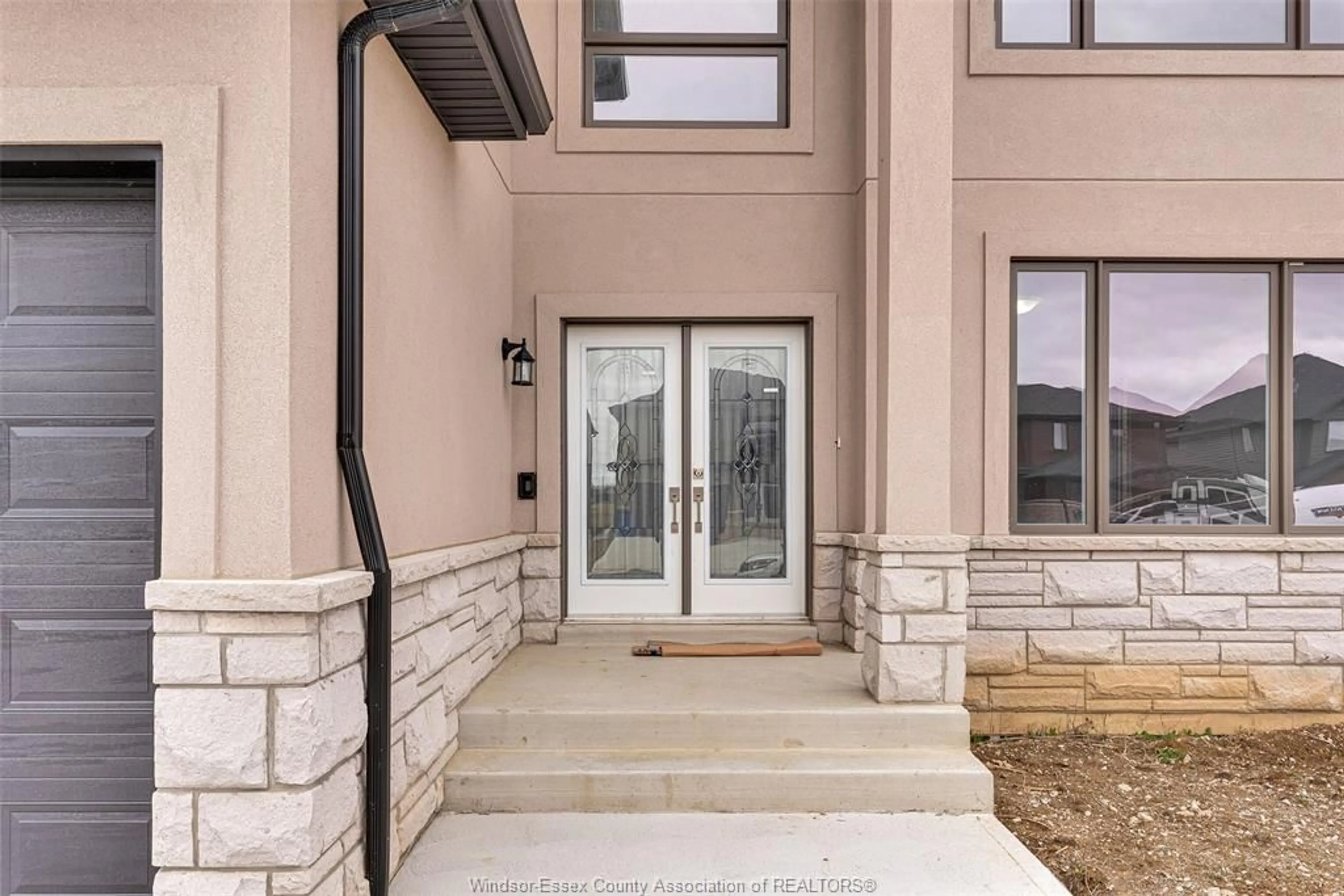 Indoor entryway for 137 TUSCANY Trail, Chatham Ontario N7M 0A7