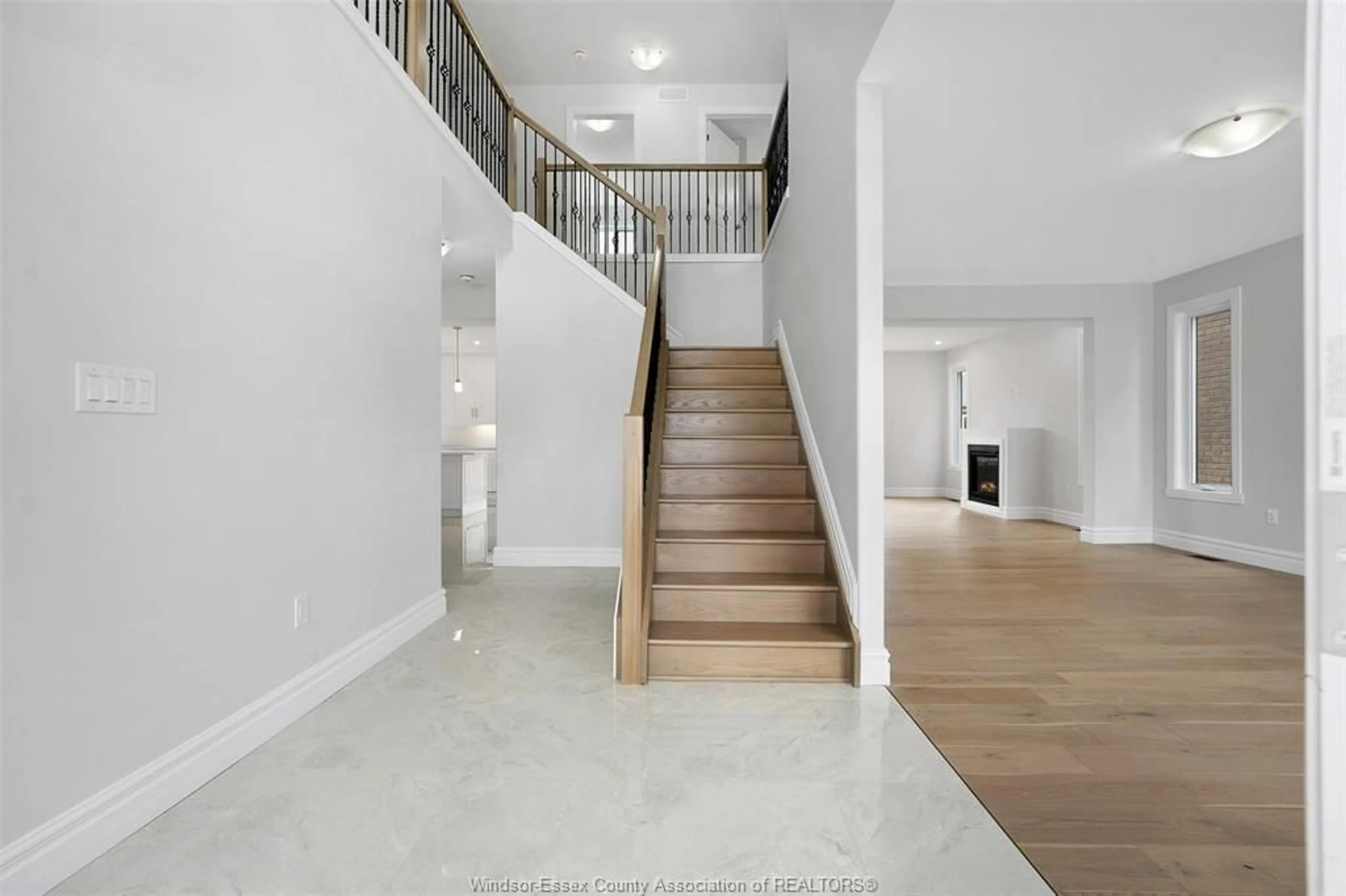 Indoor foyer for 137 TUSCANY Trail, Chatham Ontario N7M 0A7