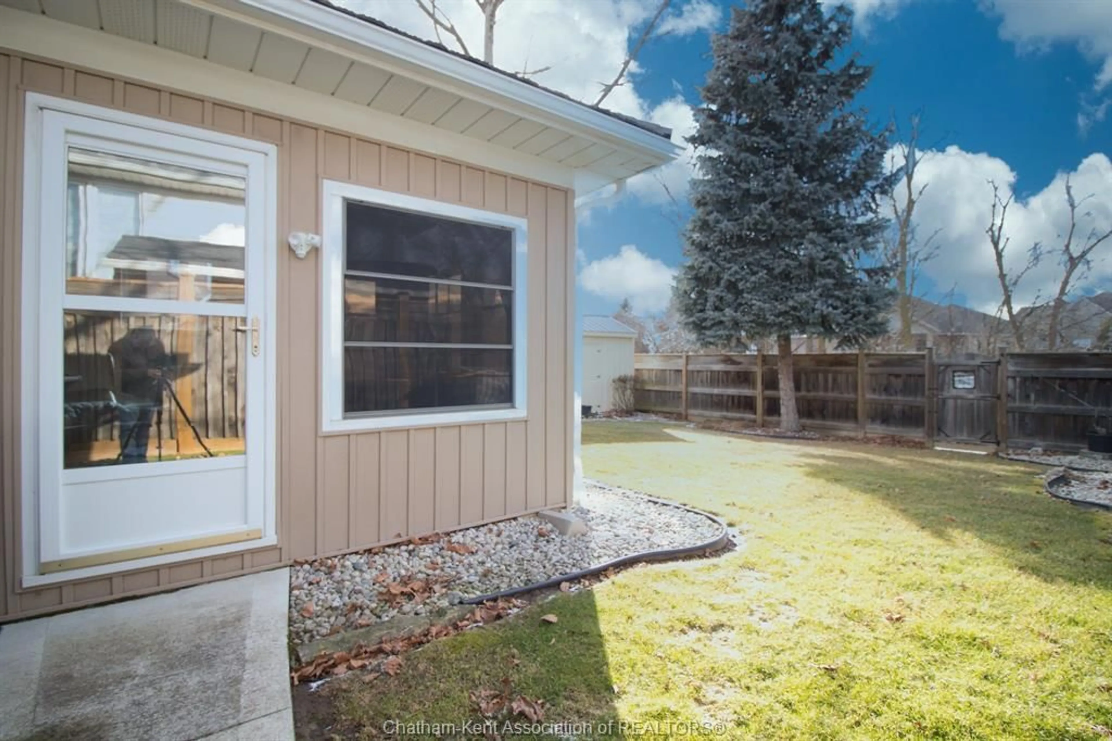 Home with vinyl exterior material, unknown for 12 Paxton Dr, Chatham Ontario N7L 5L9