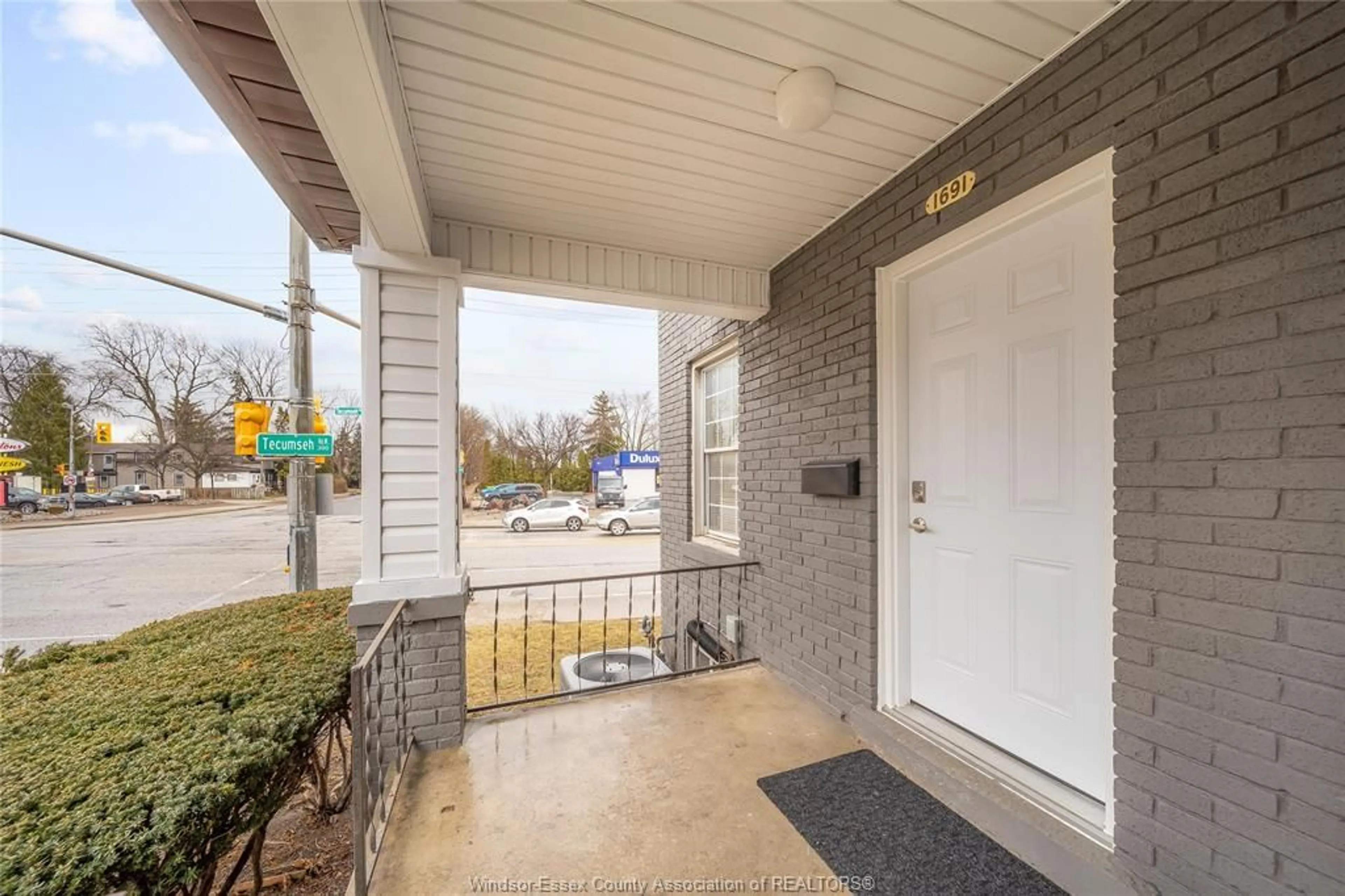 Indoor entryway for 1691 DOUGALL Ave, Windsor Ontario N8X 1S4