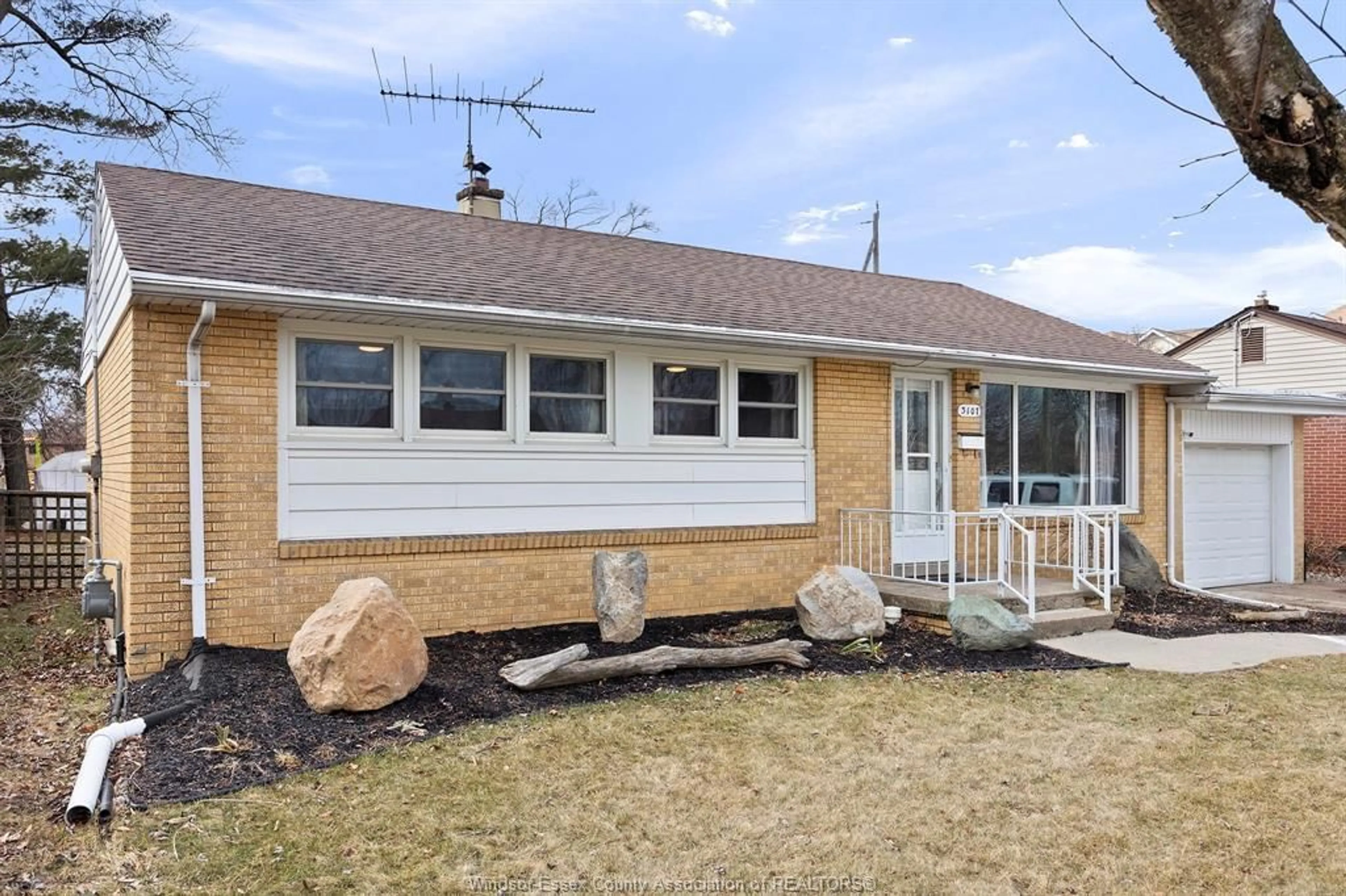 Home with vinyl exterior material, street for 3107 EVERTS, Windsor Ontario N9E 2V4