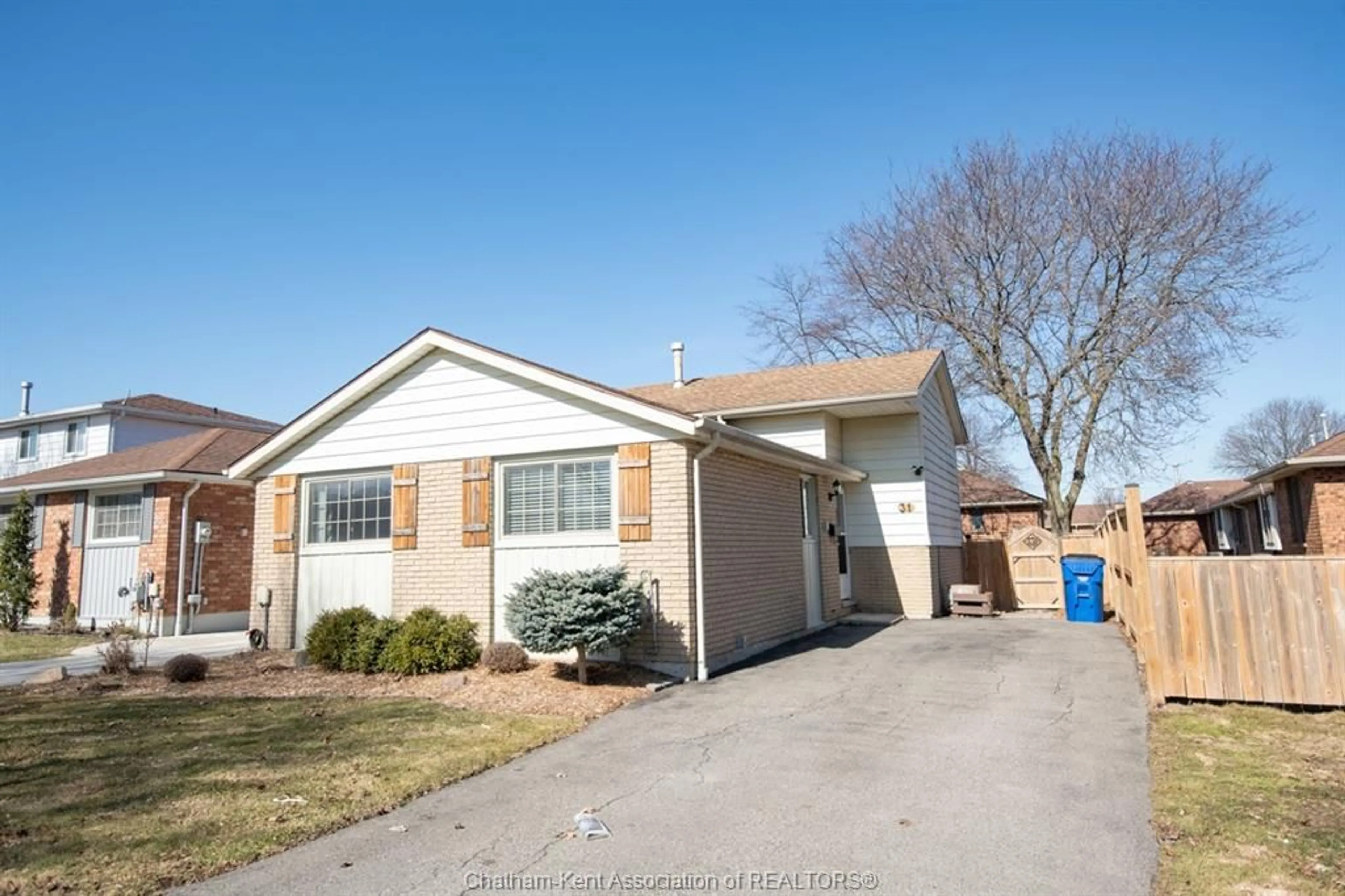 Home with brick exterior material, street for 31 EARL Dr, Chatham Ontario N7M 5Y7