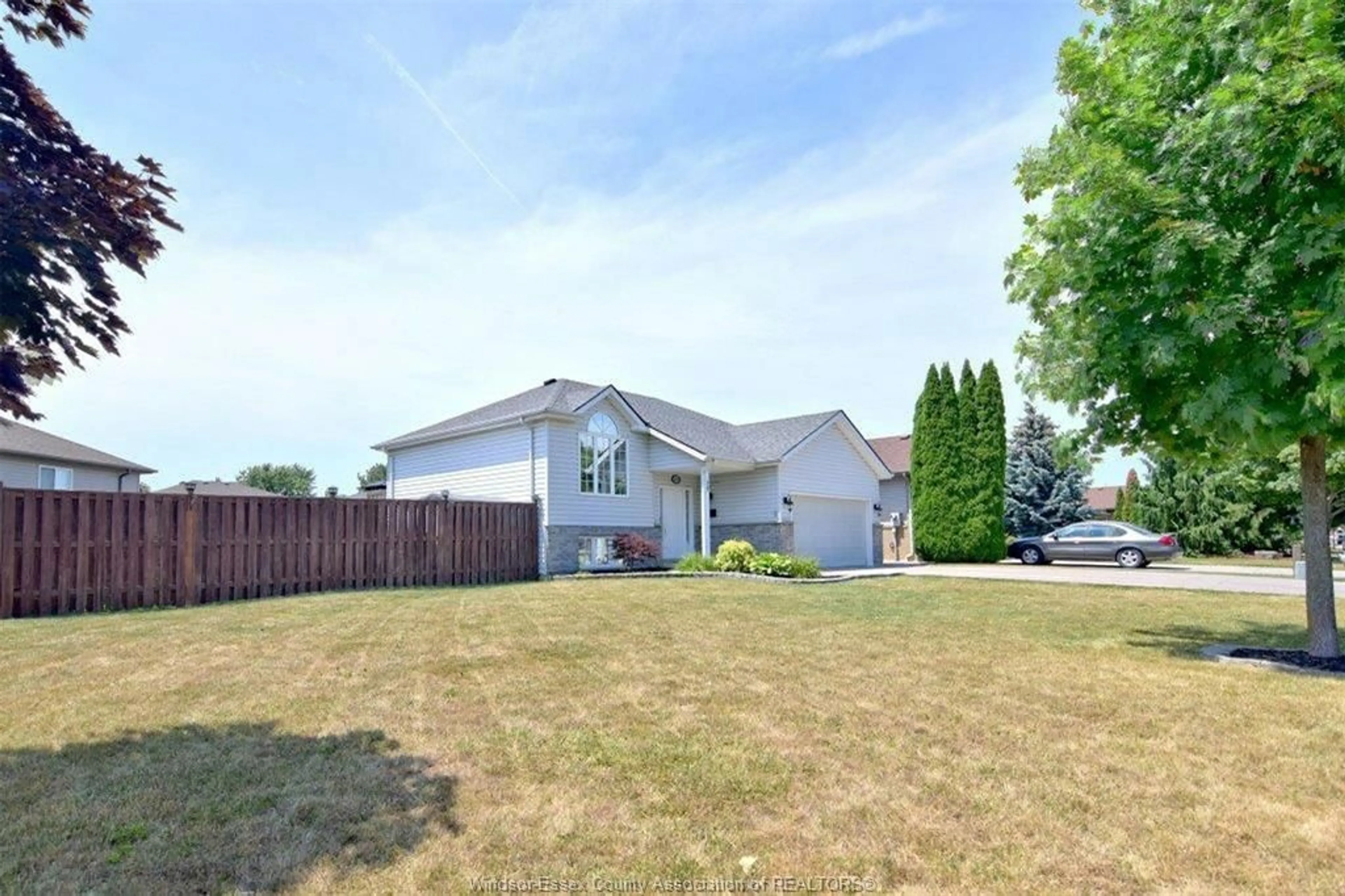 A pic from outside/outdoor area/front of a property/back of a property/a pic from drone, street for 353 THORN RIDGE, Amherstburg Ontario N9V 3X4