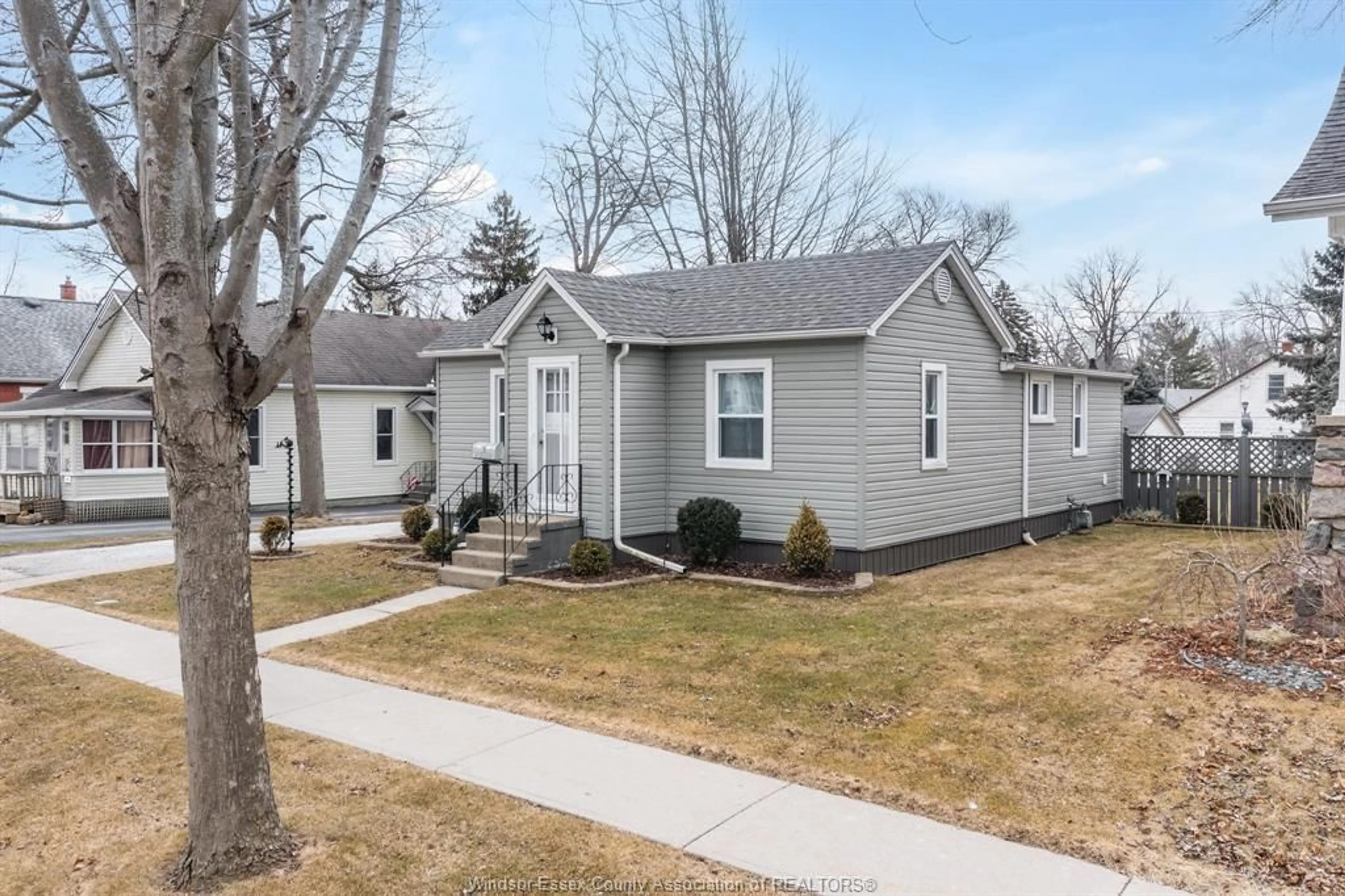 Home with vinyl exterior material, street for 19 MCLEAN, Kingsville Ontario N9Y1X7