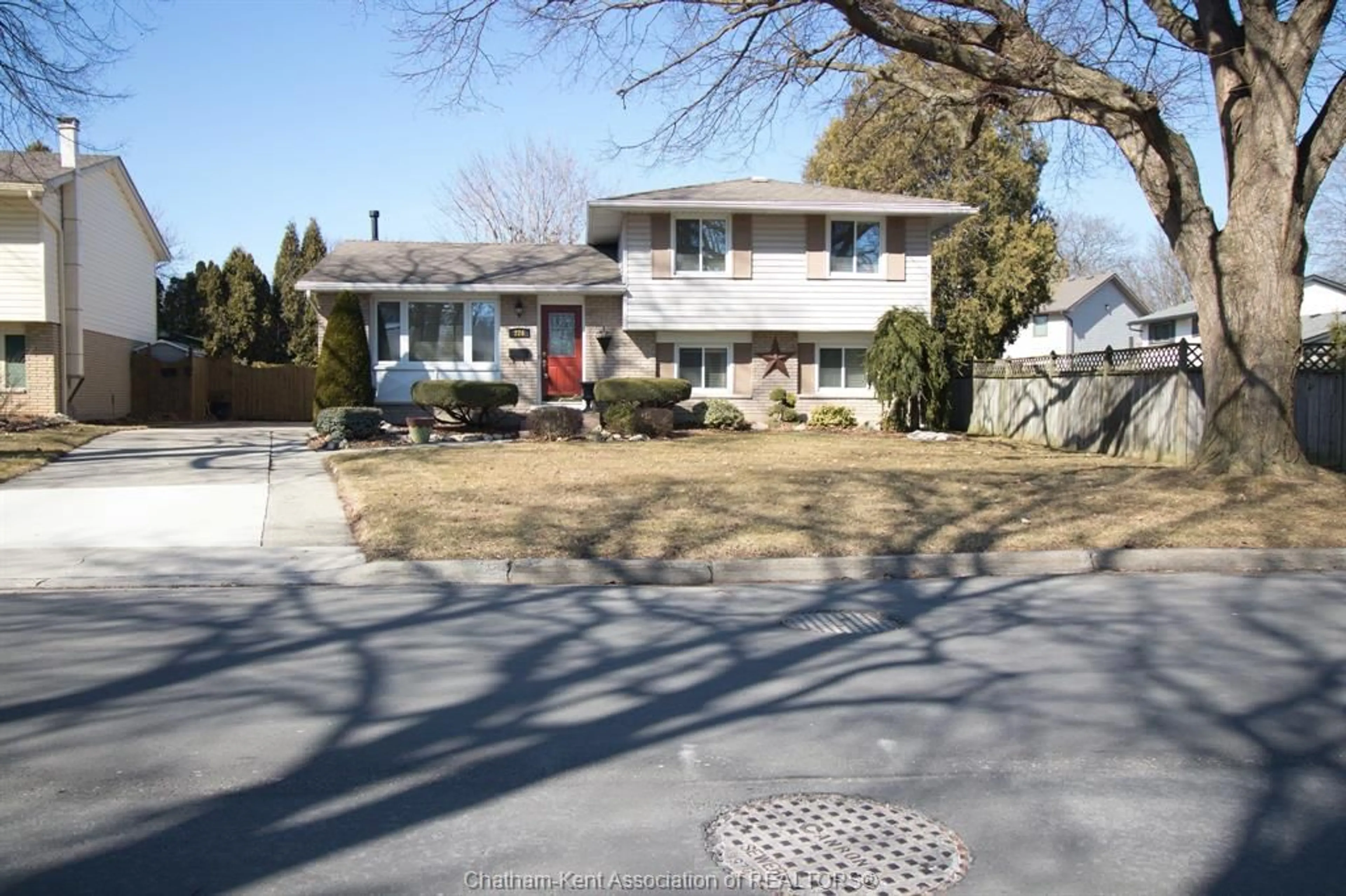 Home with vinyl exterior material, street for 224 Lark St, Chatham Ontario N7L 1G6