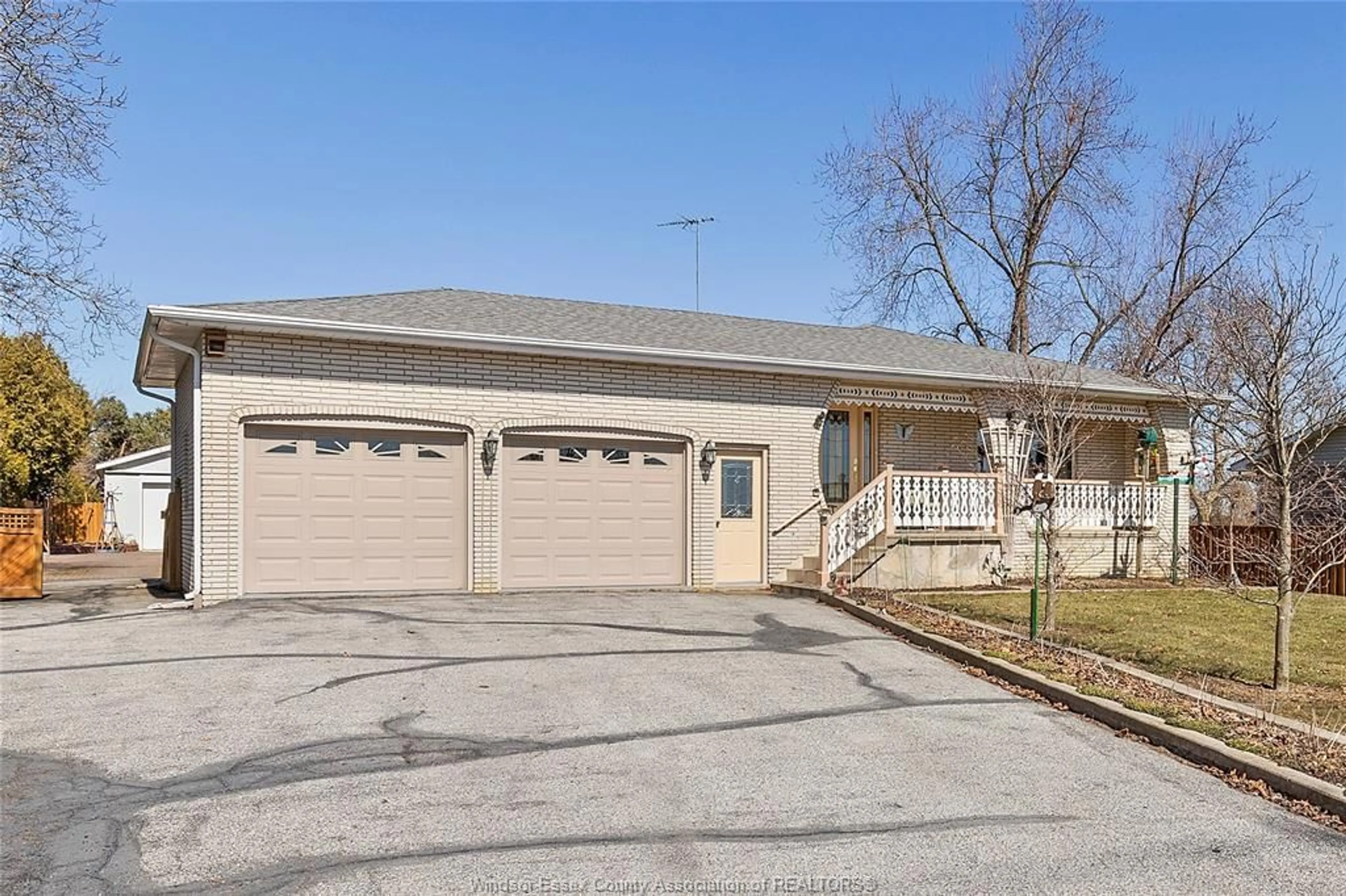 Indoor garage for 1622 HUFFMAN Rd, Harrow Ontario N0R 1G0