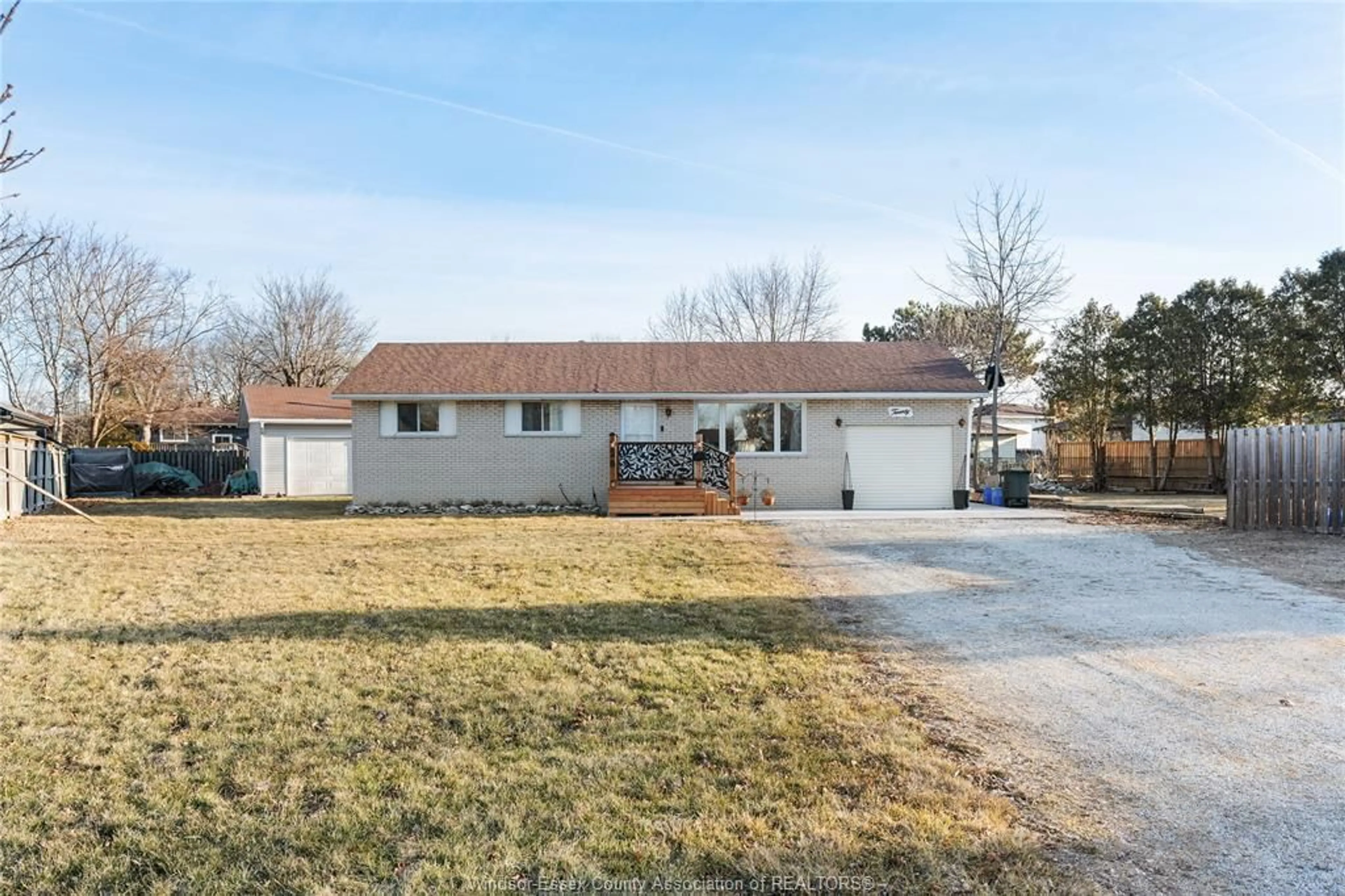 A pic from outside/outdoor area/front of a property/back of a property/a pic from drone, street for 20 SPRING Crt, Amherstburg Ontario N9V 3A9