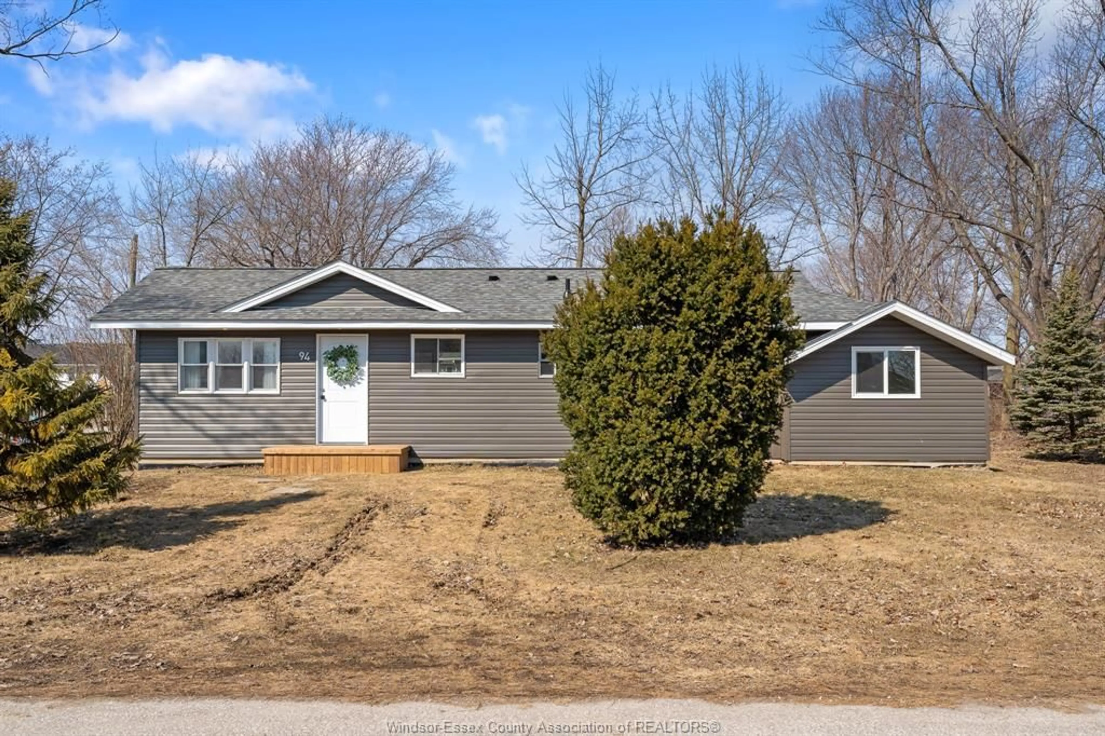 Home with vinyl exterior material, street for 94 CHELSEA Cres, Kingsville Ontario N9Y 3X3