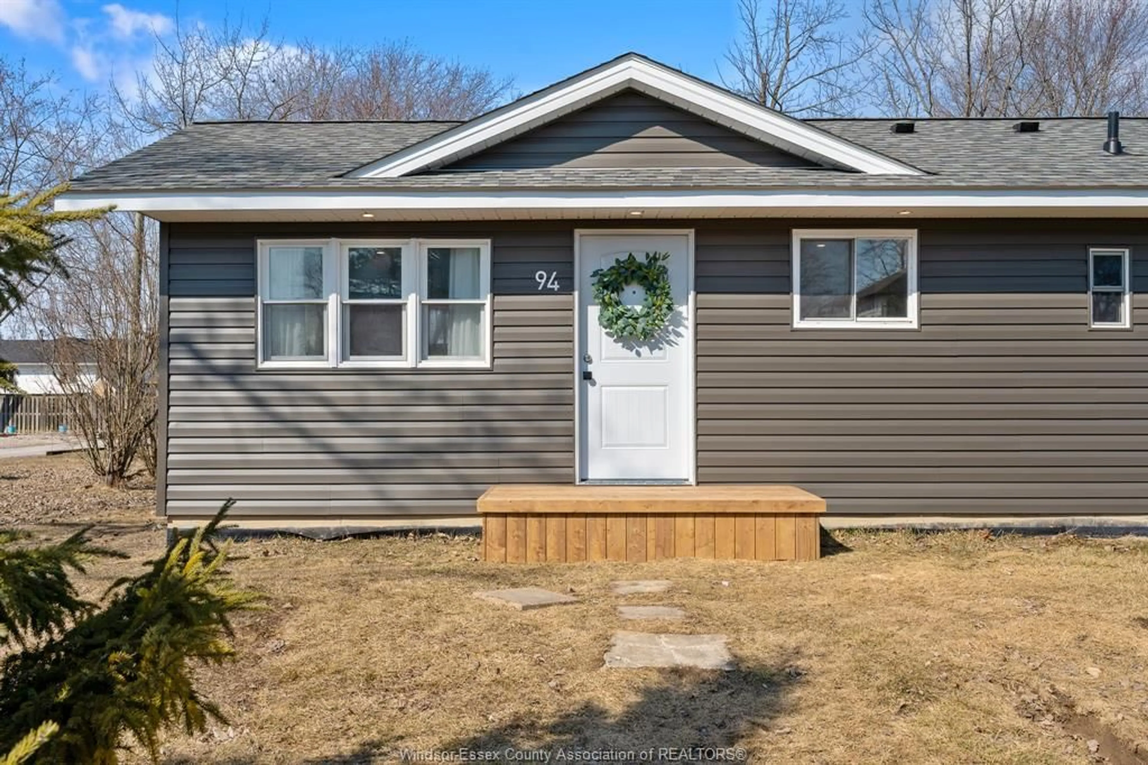 Home with vinyl exterior material, street for 94 CHELSEA Cres, Kingsville Ontario N9Y 3X3