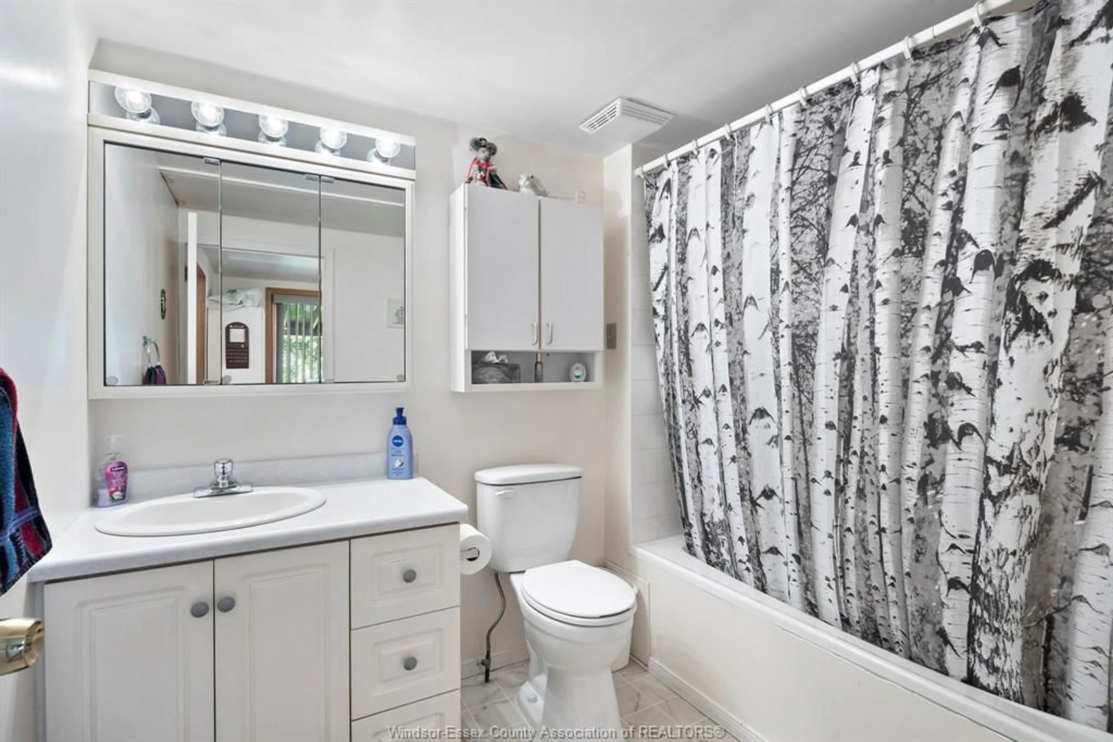 Standard bathroom, ceramic/tile floor for 1188 GLIDDEN, Windsor Ontario N8S 2P3
