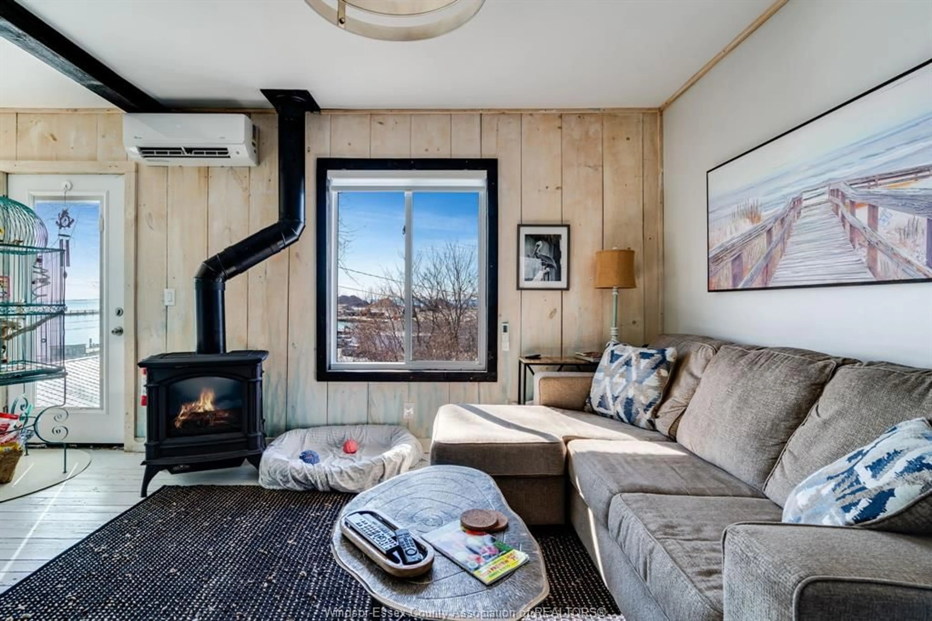 Living room with furniture, wood/laminate floor for 121 Park St, Kingsville Ontario N9Y1N6