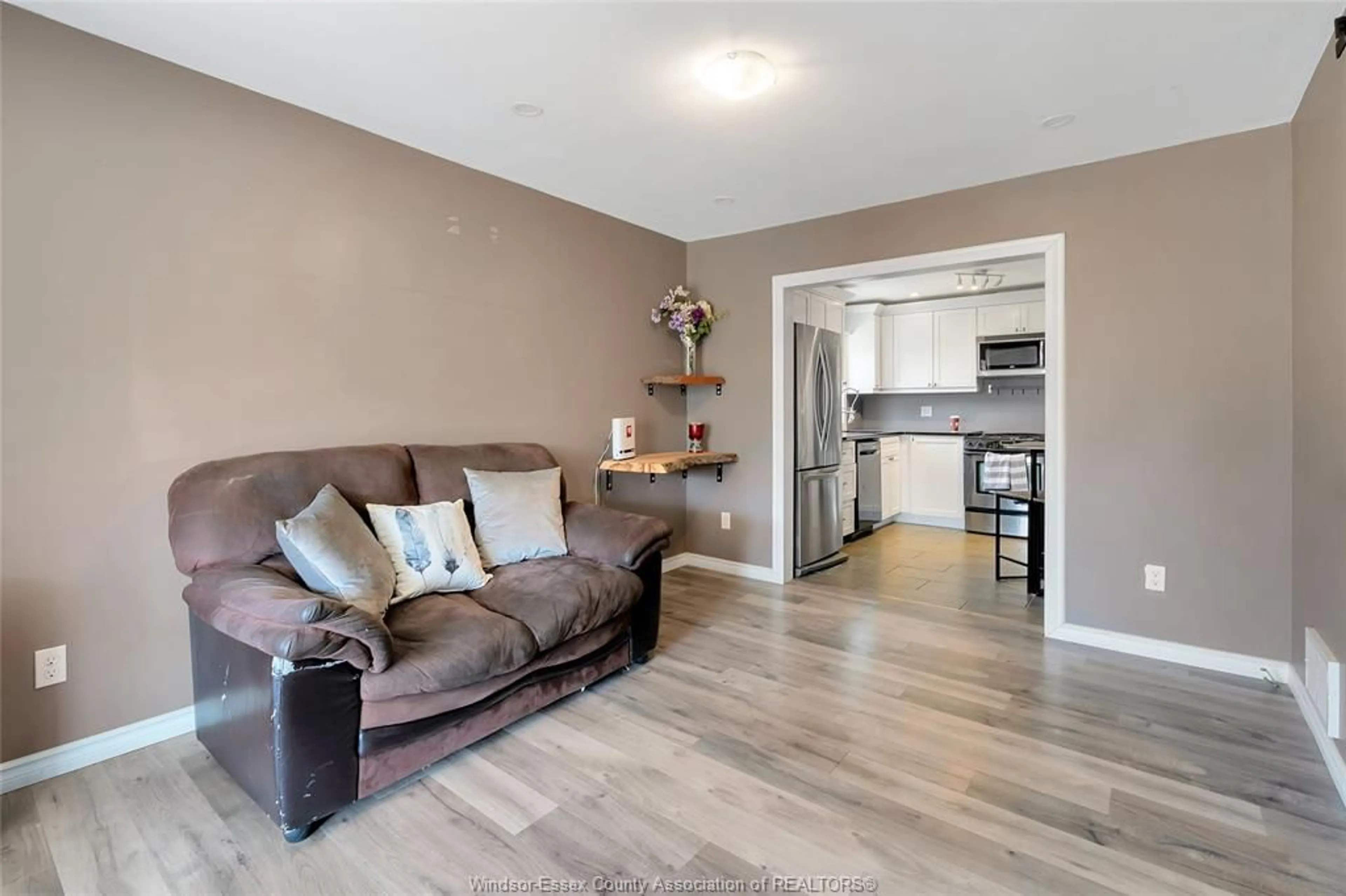 Living room with furniture, wood/laminate floor for 23 Siskind Crt, Chatham Ontario N7L 4Z9