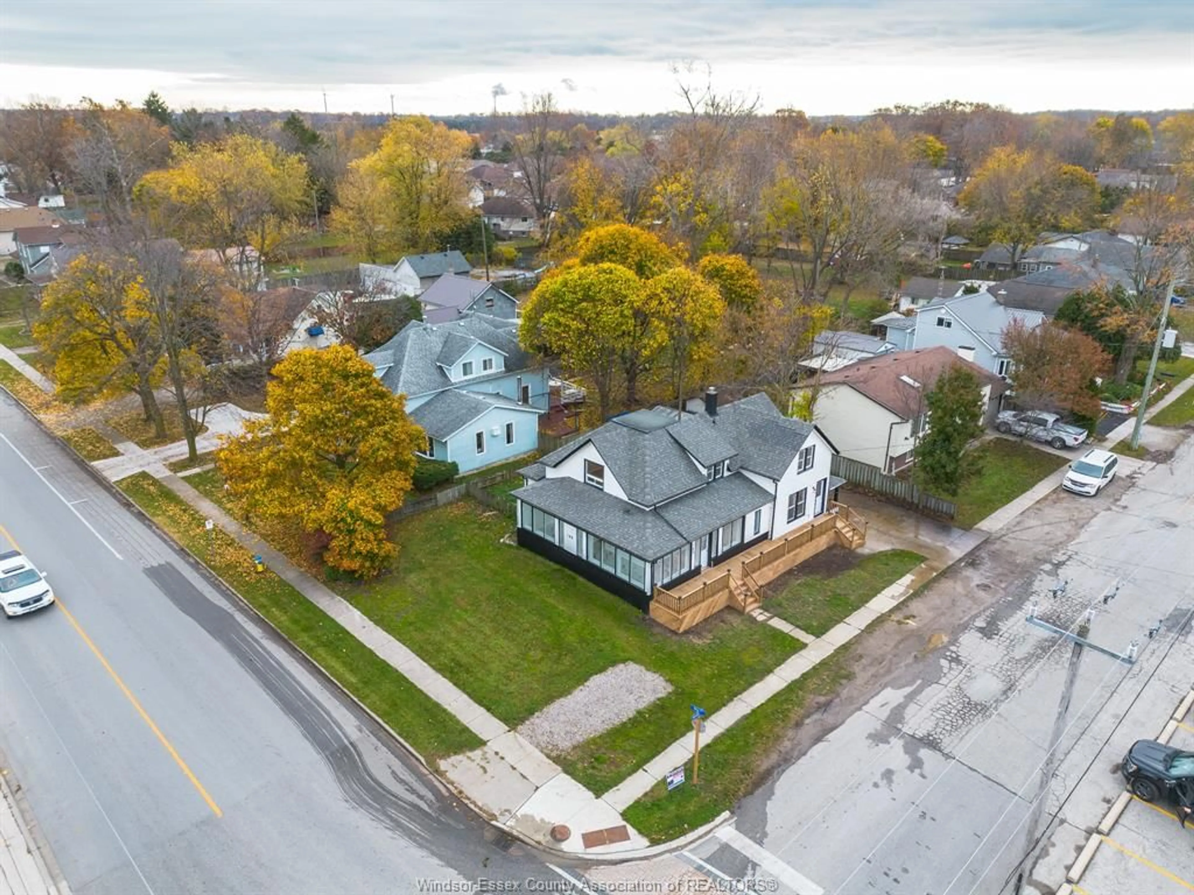 A pic from outside/outdoor area/front of a property/back of a property/a pic from drone, street for 109 KING St, Harrow Ontario N0R 1G0
