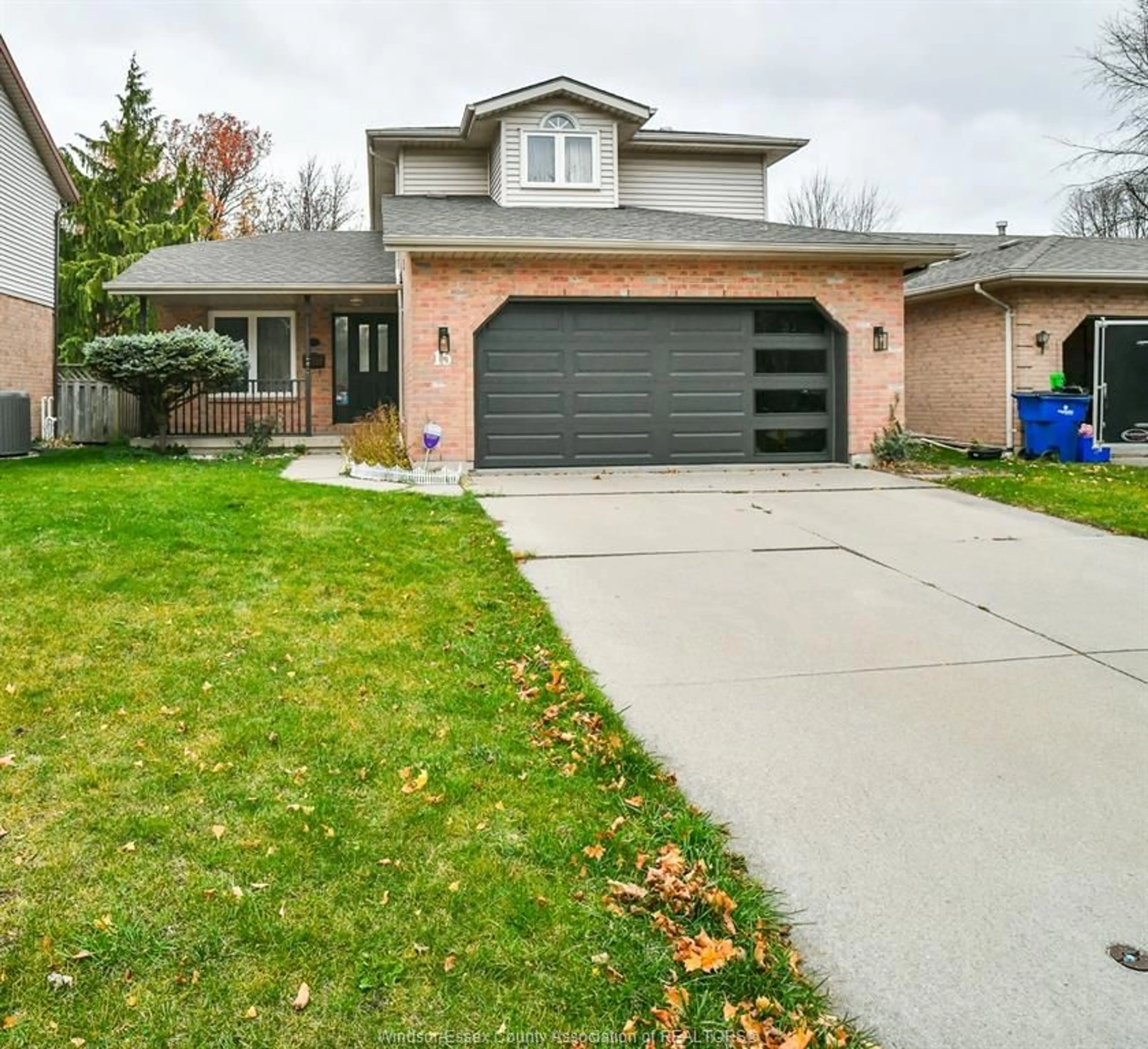 Home with vinyl exterior material, street for 15 TURQUOISE Crt, Chatham Ontario N7M 6G8