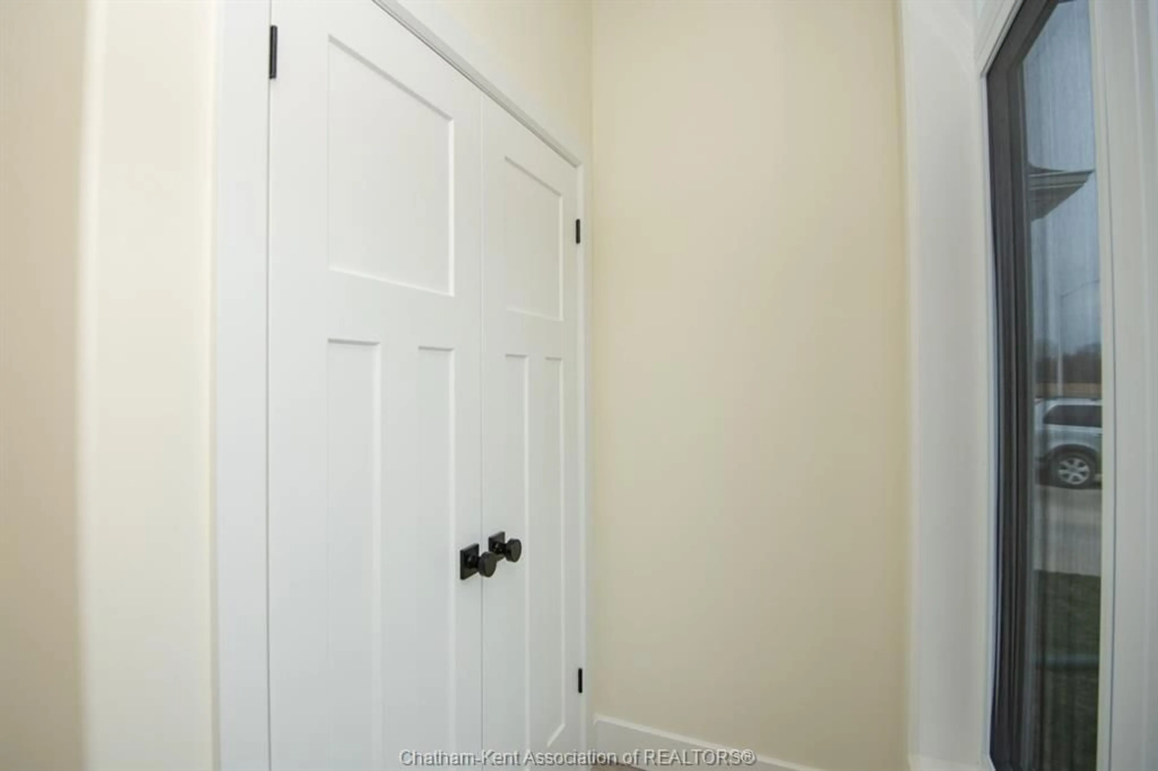 Indoor entryway for 51 DEMALL Dr, Dresden Ontario N0P 1M0