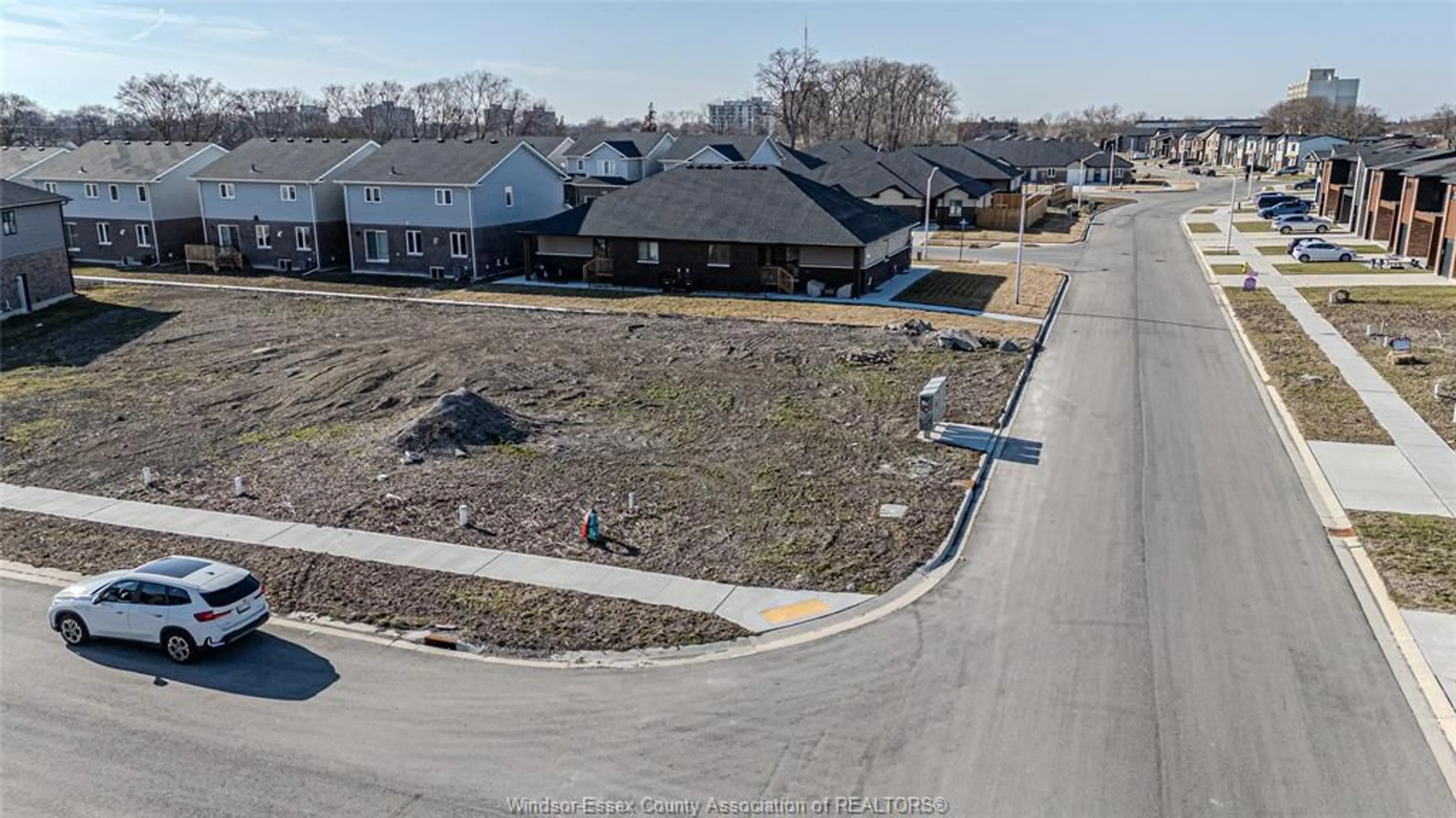 A pic from outside/outdoor area/front of a property/back of a property/a pic from drone, street for 5 BETTY Crt, Chatham Ontario N7M 0T9