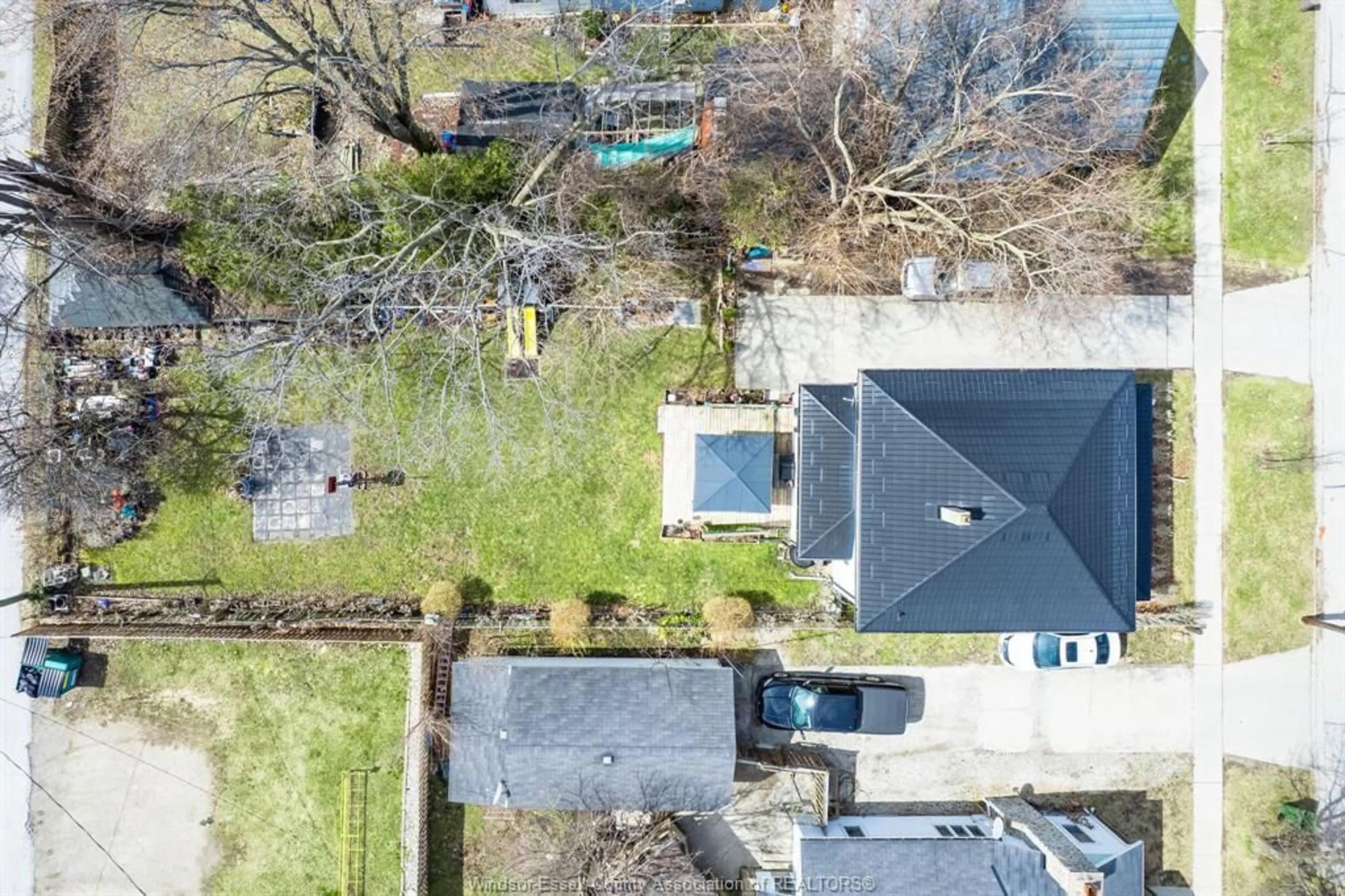 A pic from outside/outdoor area/front of a property/back of a property/a pic from drone, street for 58 Marlborough St, Leamington Ontario N8H 1W7