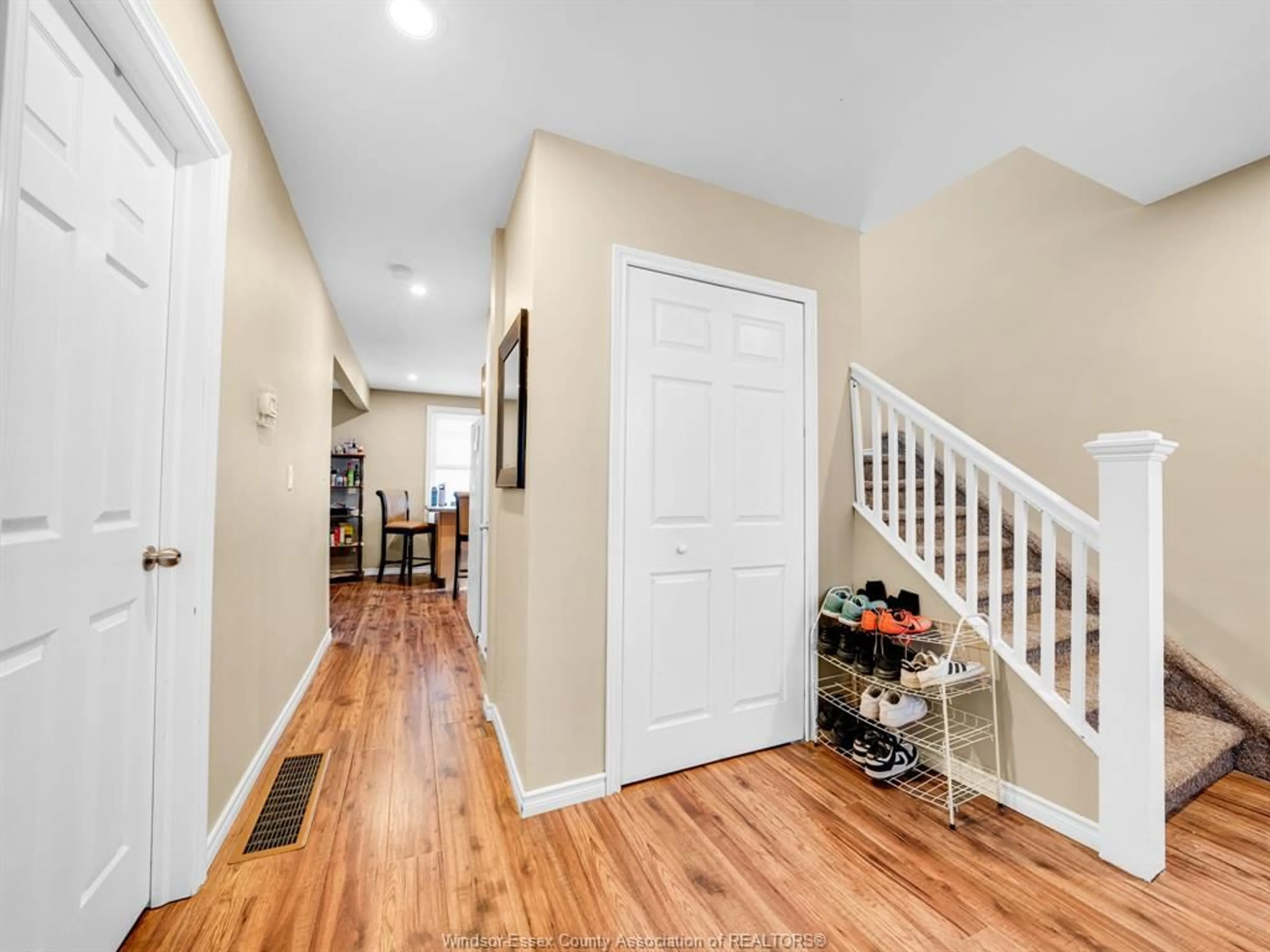 Indoor entryway for 564 CURRY Ave, Windsor Ontario N9B 2B9
