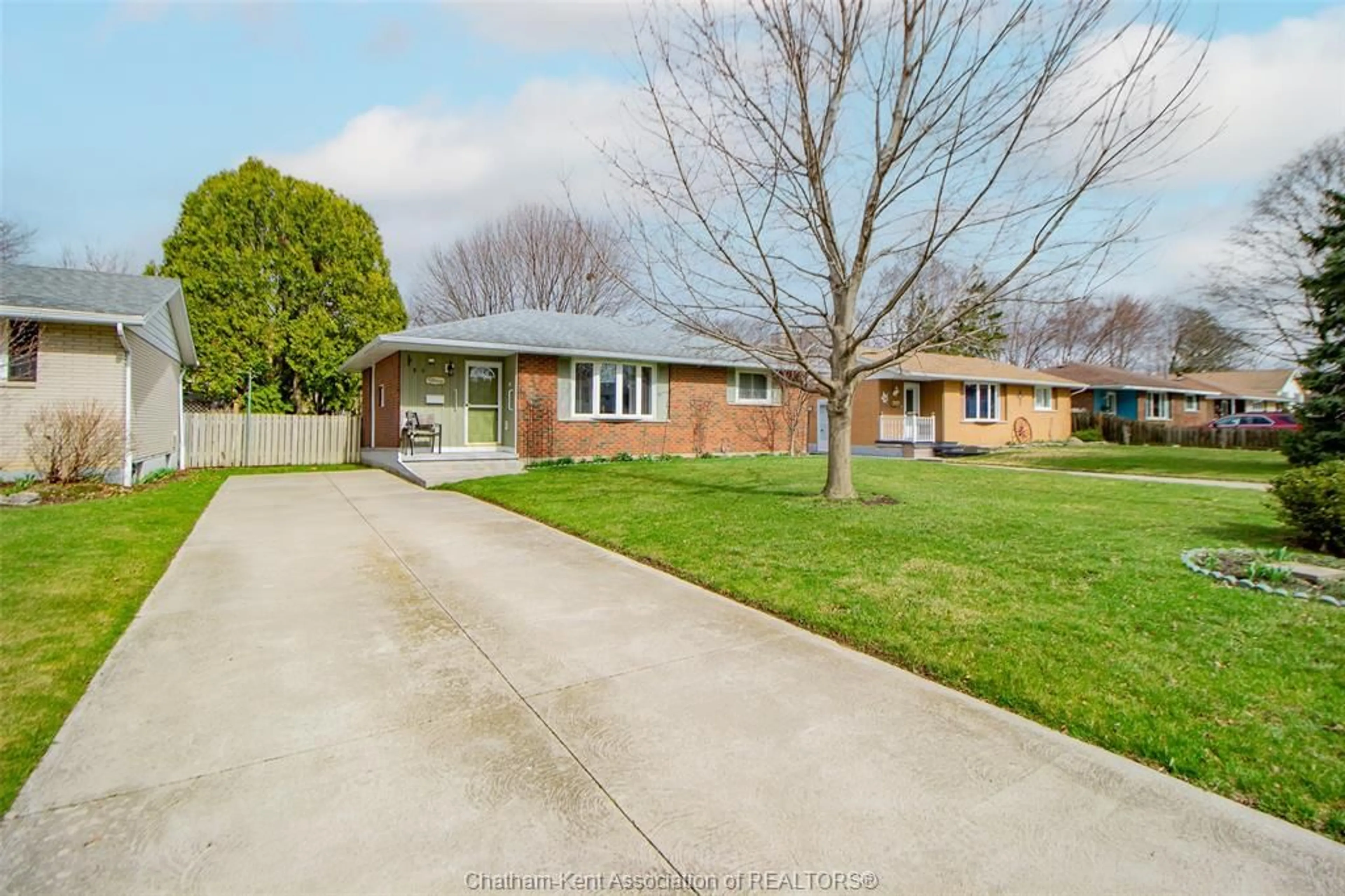 A pic from outside/outdoor area/front of a property/back of a property/a pic from drone, street for 35 Sudbury Dr, Chatham Ontario N7L 2K1