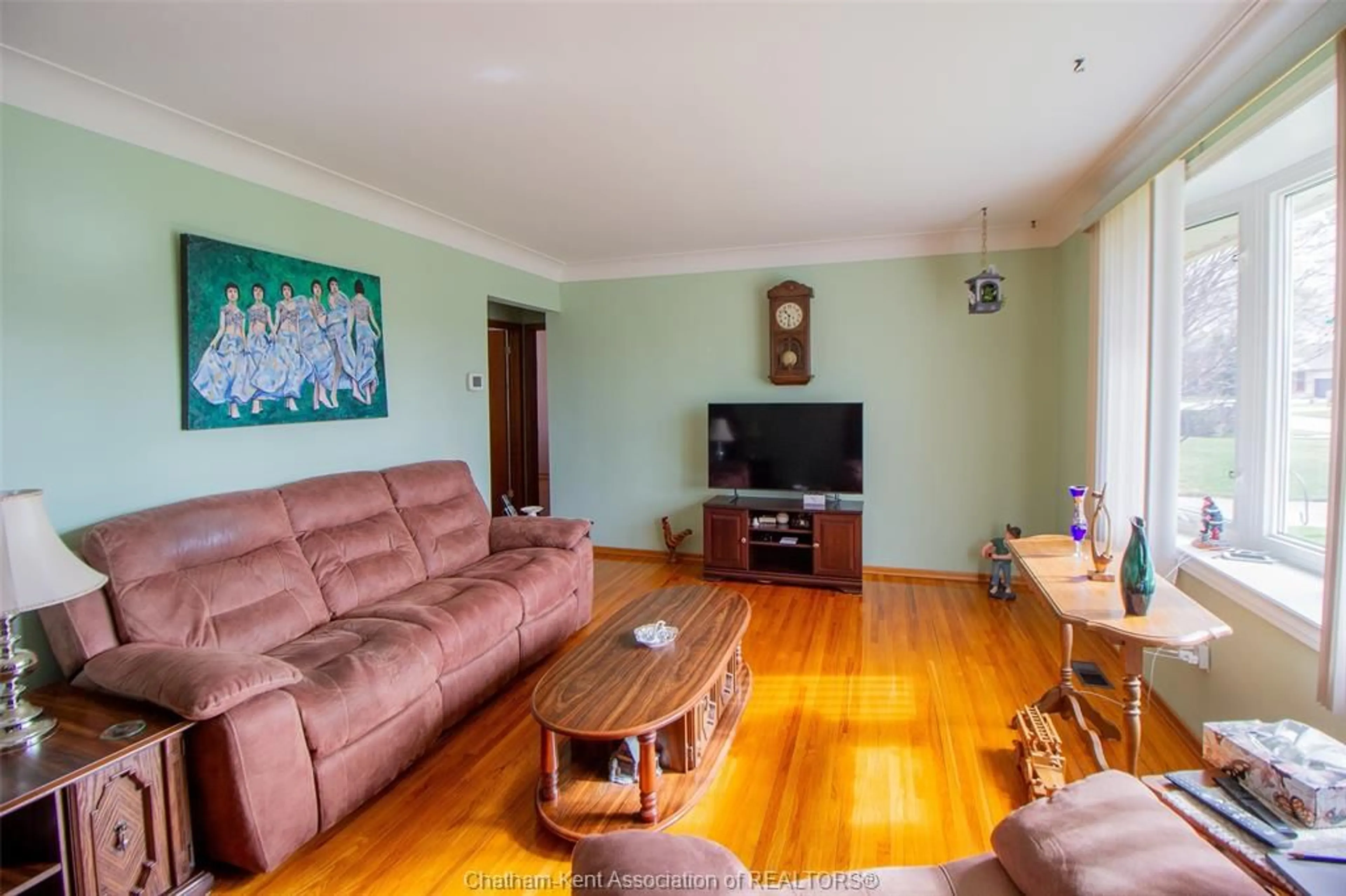 Living room with furniture, wood/laminate floor for 35 Sudbury Dr, Chatham Ontario N7L 2K1