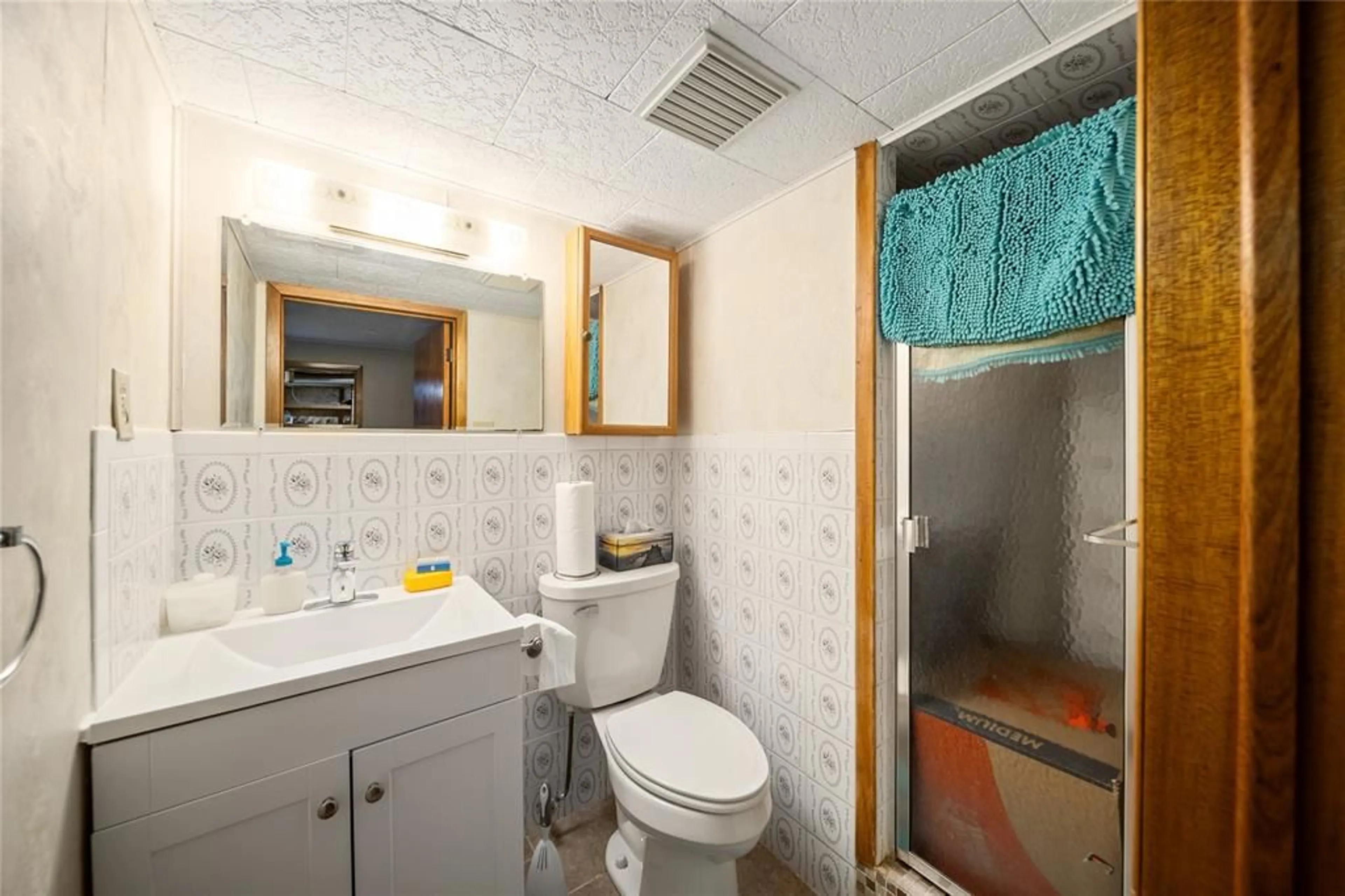 Standard bathroom, unknown for 610 MCGREGOR St, Warwick-Watford Ontario N0M 2S0
