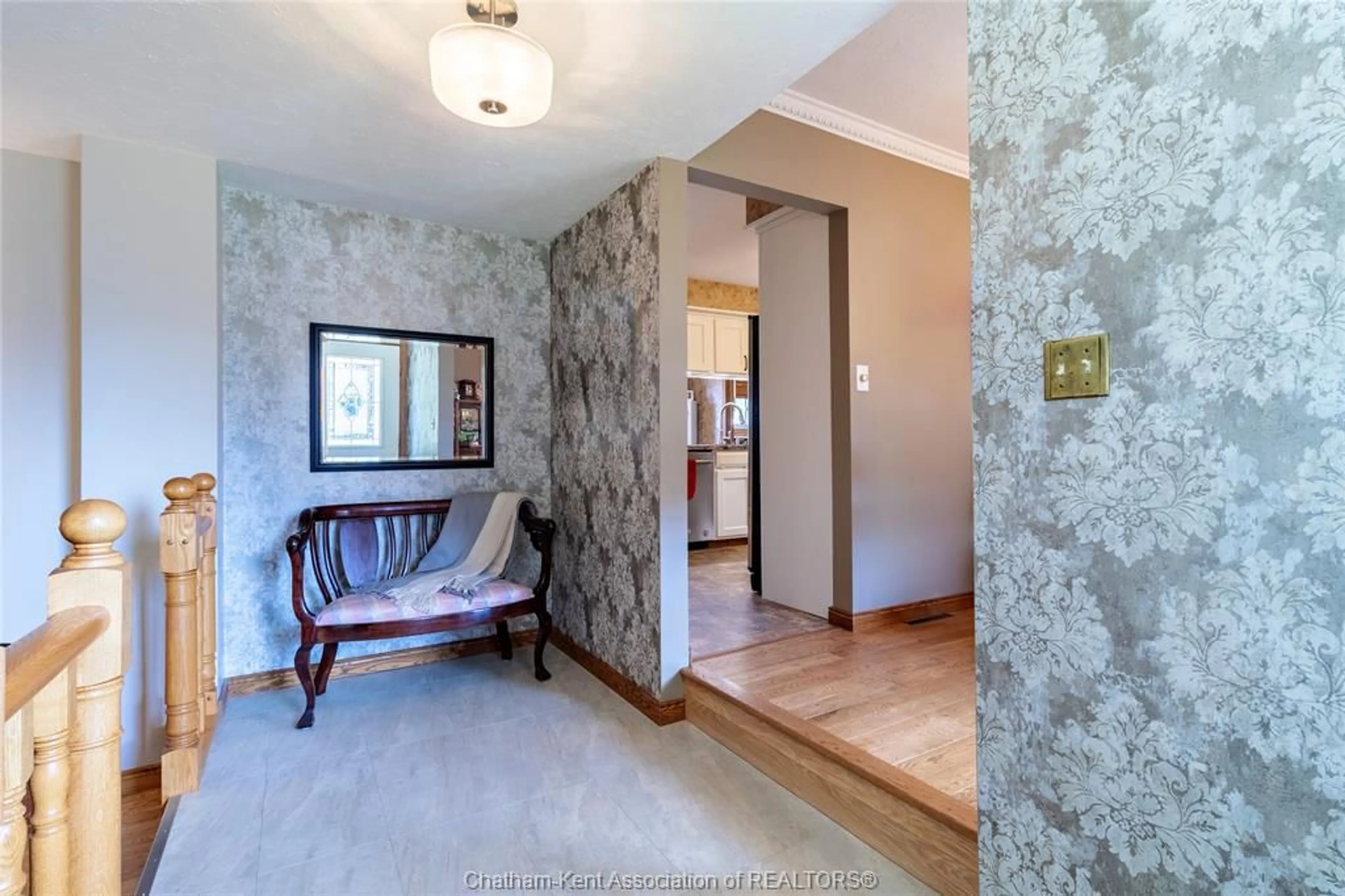 Indoor entryway for 27 JOANNE St, Chatham Ontario N7M 4S1