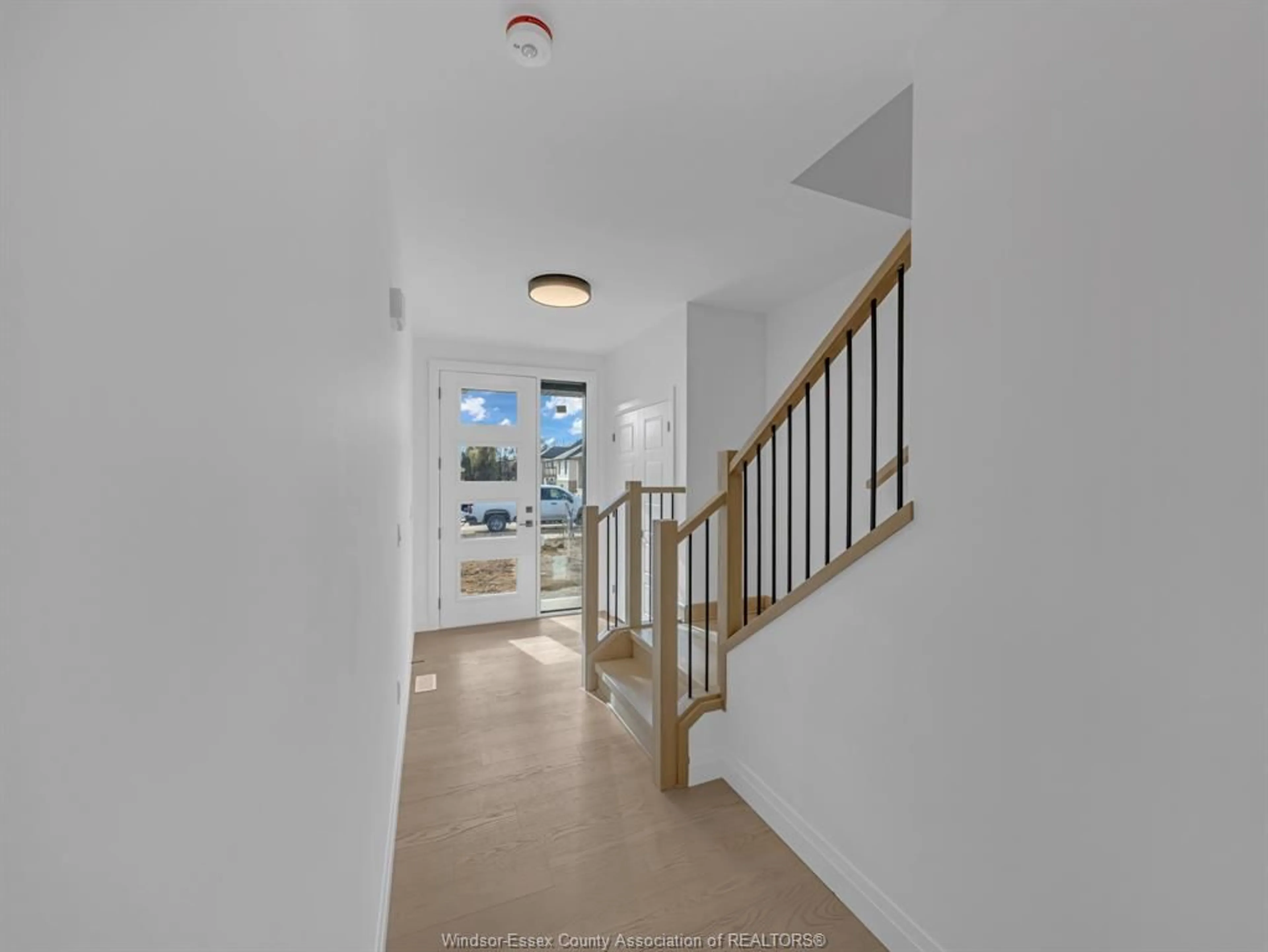 Indoor foyer for 370 ANGELO Lane, LaSalle Ontario N9J 3P1