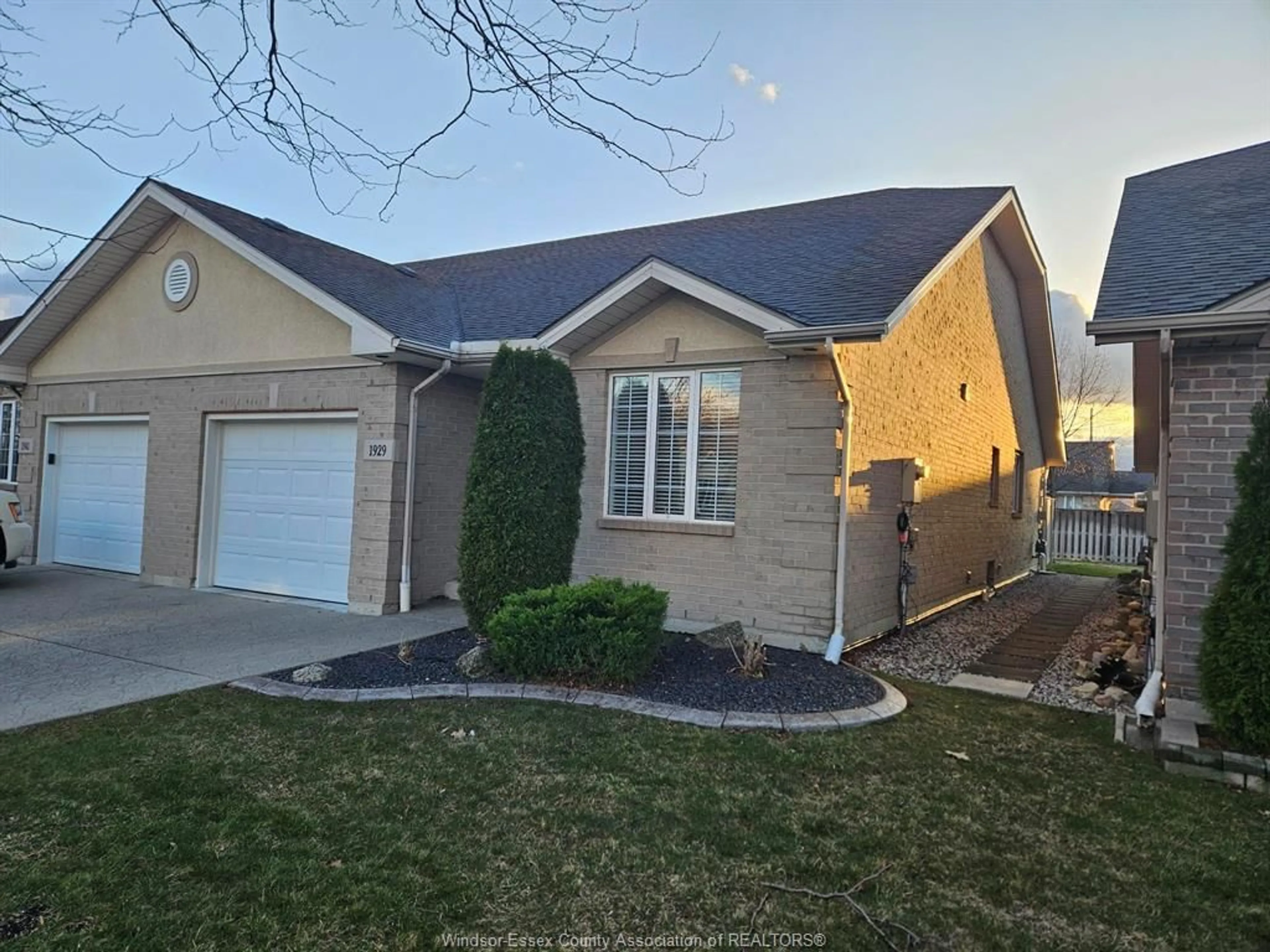 Home with vinyl exterior material, street for 1929 KIRKLAND Ave, Windsor Ontario N8P 1P7