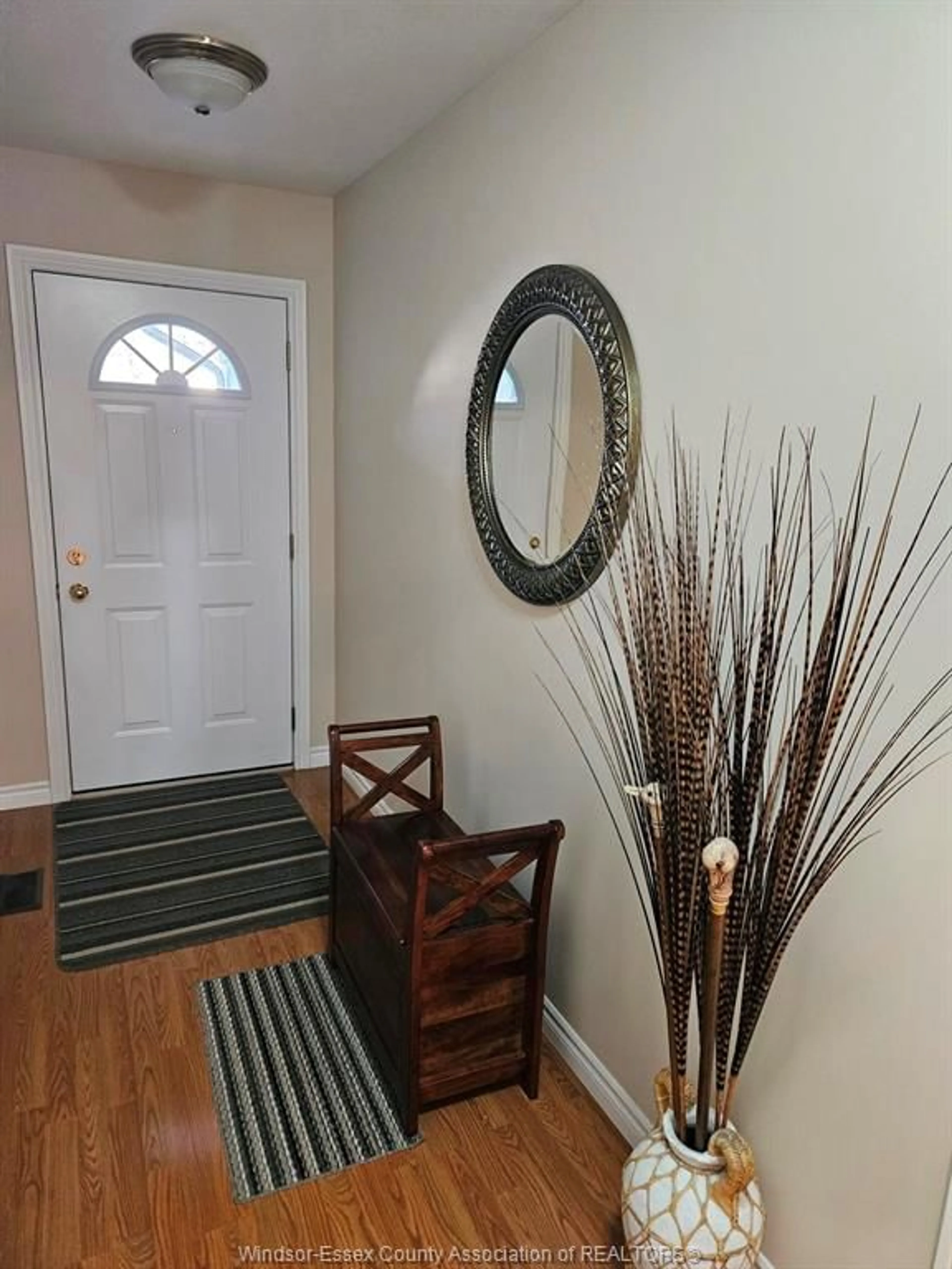 Indoor entryway for 1929 KIRKLAND Ave, Windsor Ontario N8P 1P7