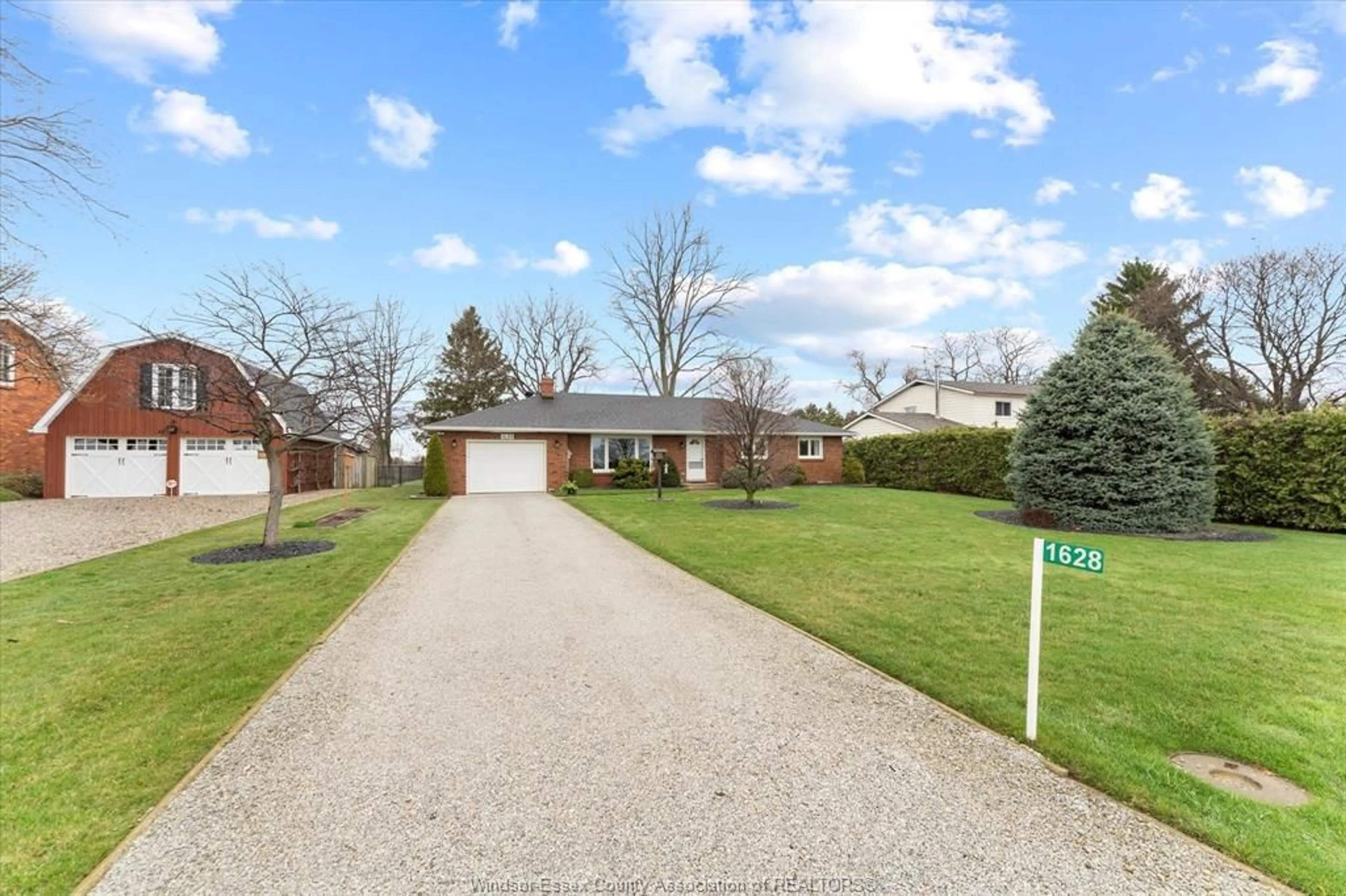 A pic from outside/outdoor area/front of a property/back of a property/a pic from drone, street for 1628 HUFFMAN, Essex Ontario N0R 1G0