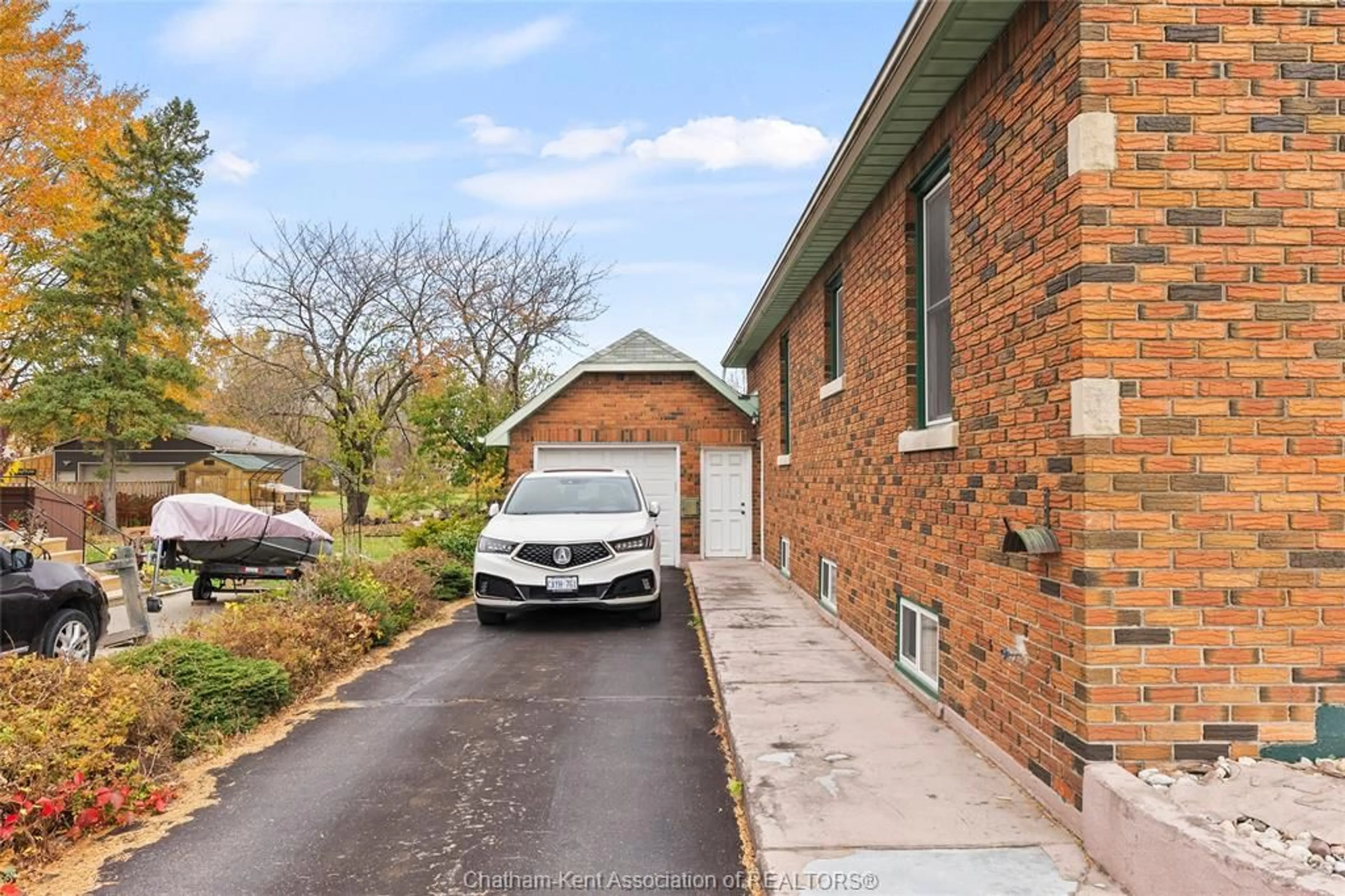 A pic from outside/outdoor area/front of a property/back of a property/a pic from drone, street for 1620 Dufferin Ave, Wallaceburg Ontario N8A 2X2