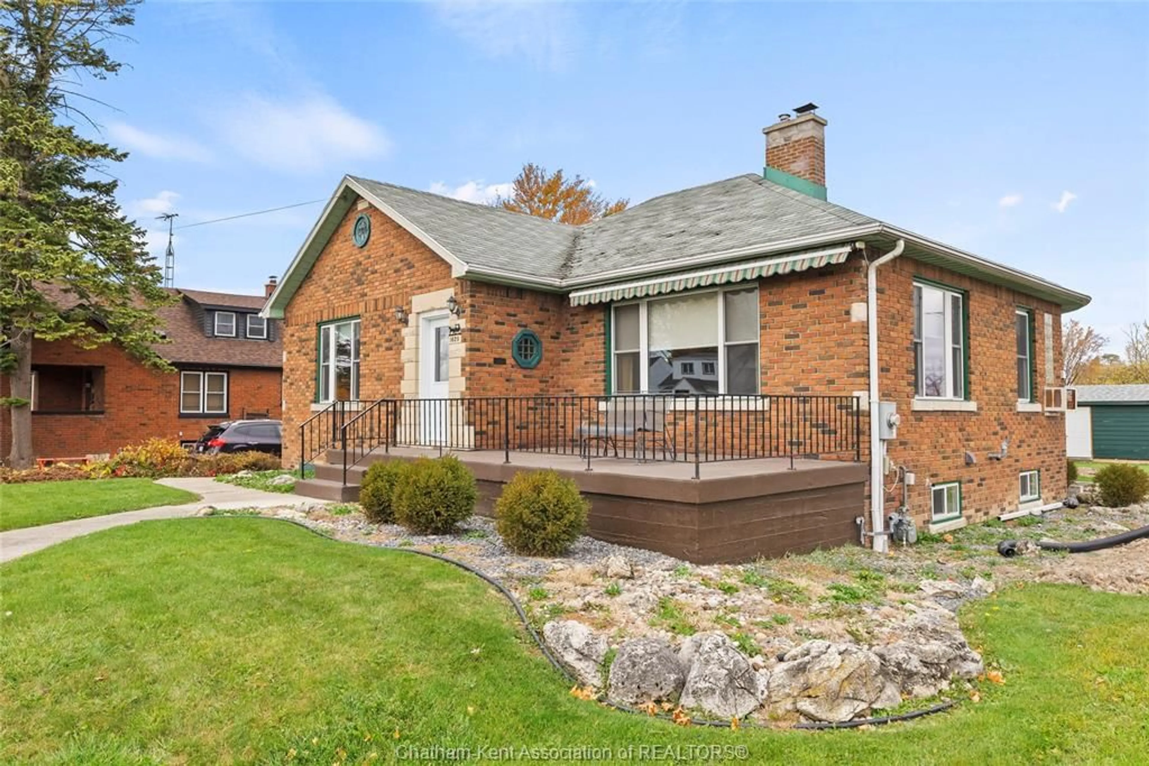 Home with brick exterior material, street for 1620 Dufferin Ave, Wallaceburg Ontario N8A 2X2