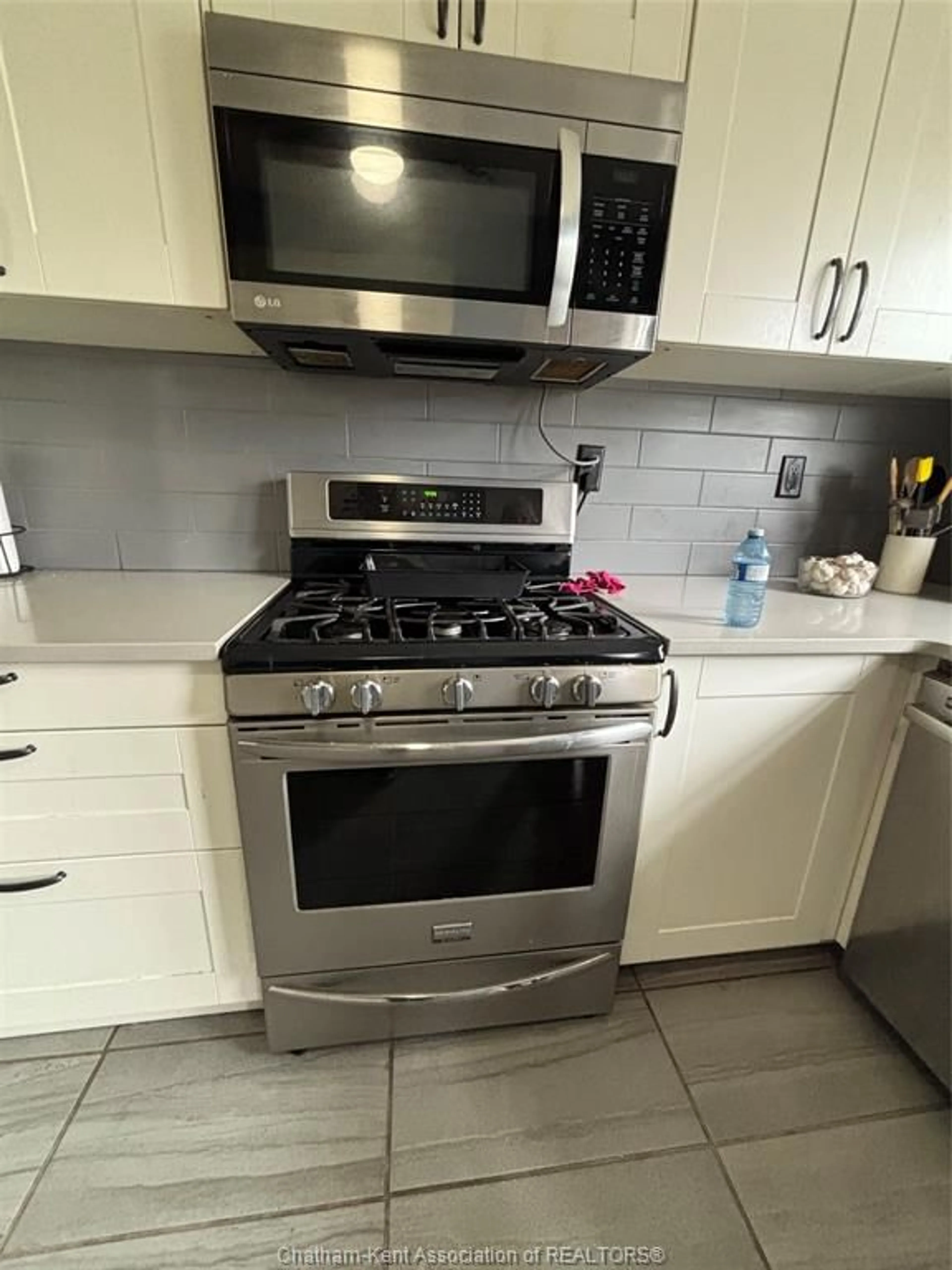 Standard kitchen, ceramic/tile floor for 631 WALLACE Ave, Windsor Ontario N9G 1M1