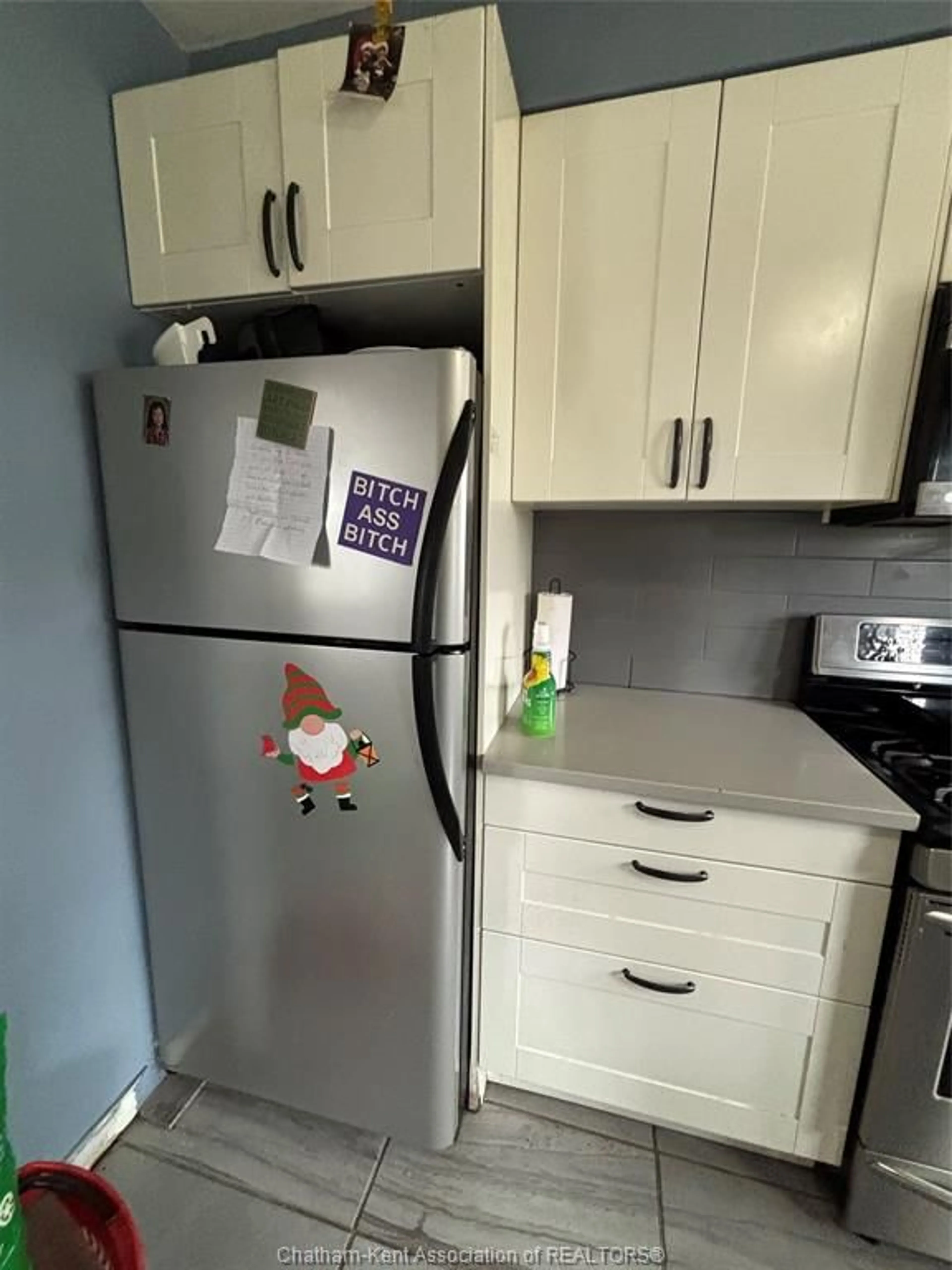 Standard kitchen, unknown for 631 WALLACE Ave, Windsor Ontario N9G 1M1