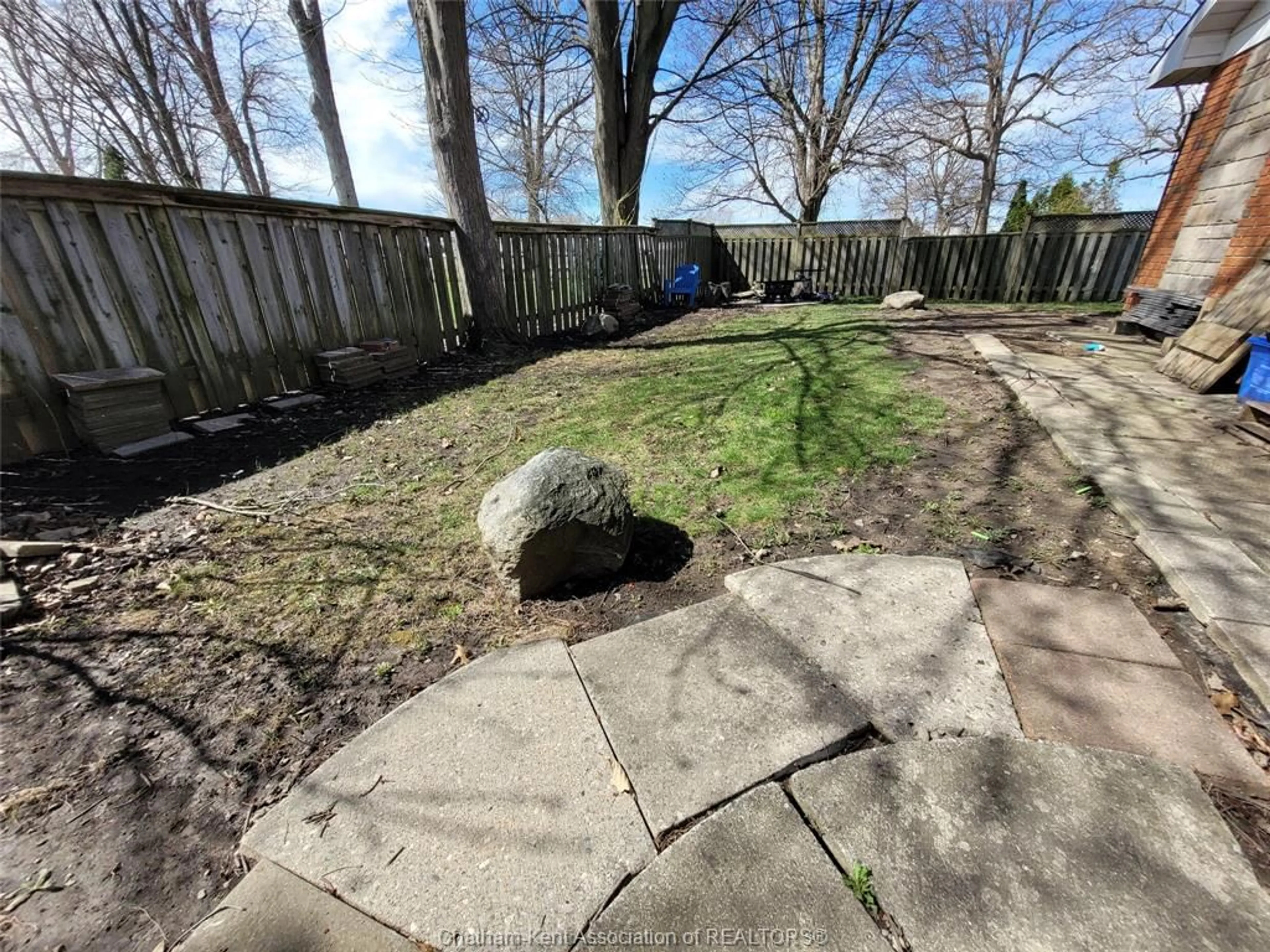 A pic from outside/outdoor area/front of a property/back of a property/a pic from drone, unknown for 700 MURRAY St, Wallaceburg Ontario N8A 1W3