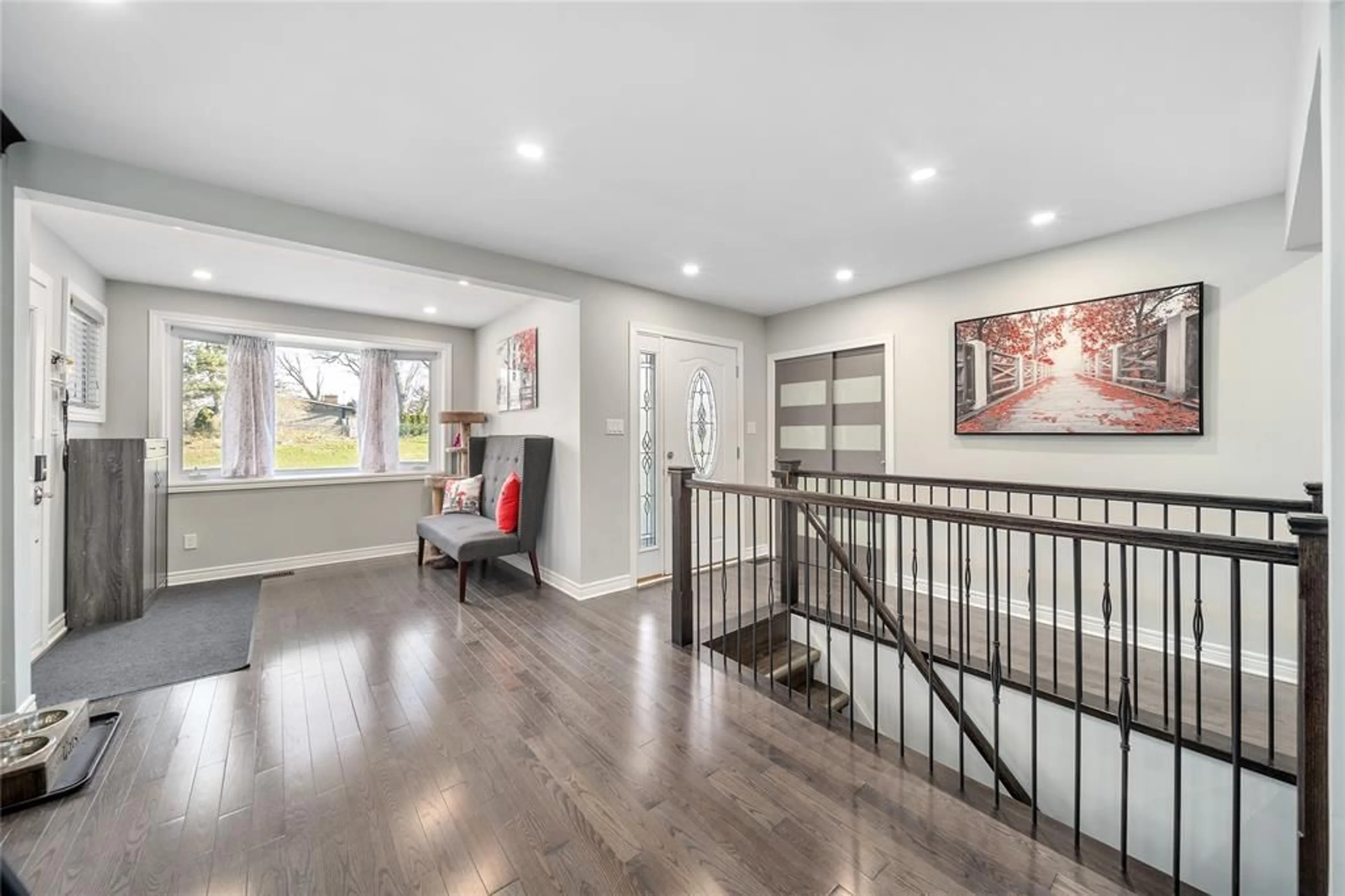 Indoor entryway for 1351 CATHCART Blvd, Sarnia Ontario N7S2H7