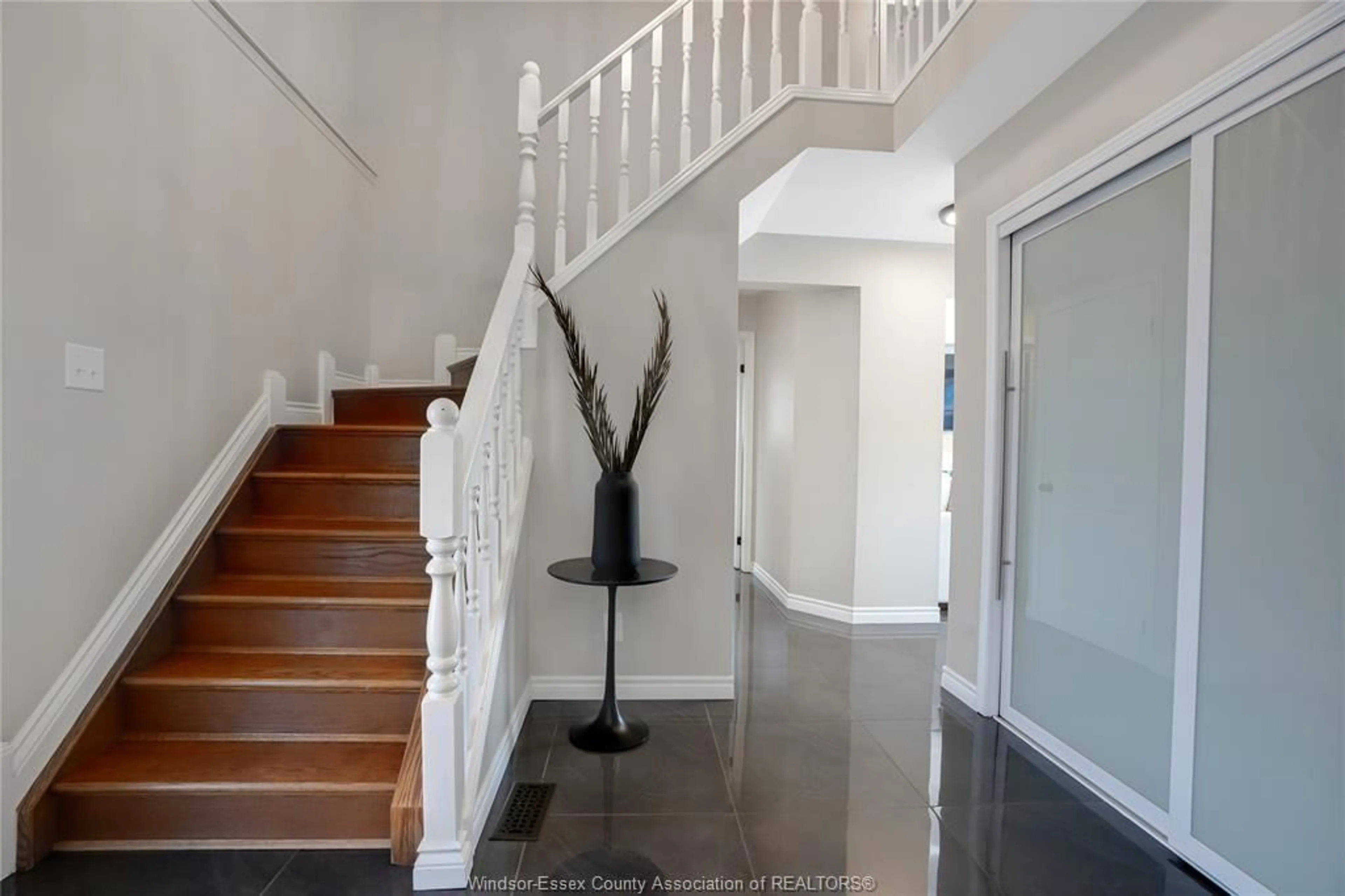 Indoor foyer for 570 JARVIS, Windsor Ontario N8P 1C9