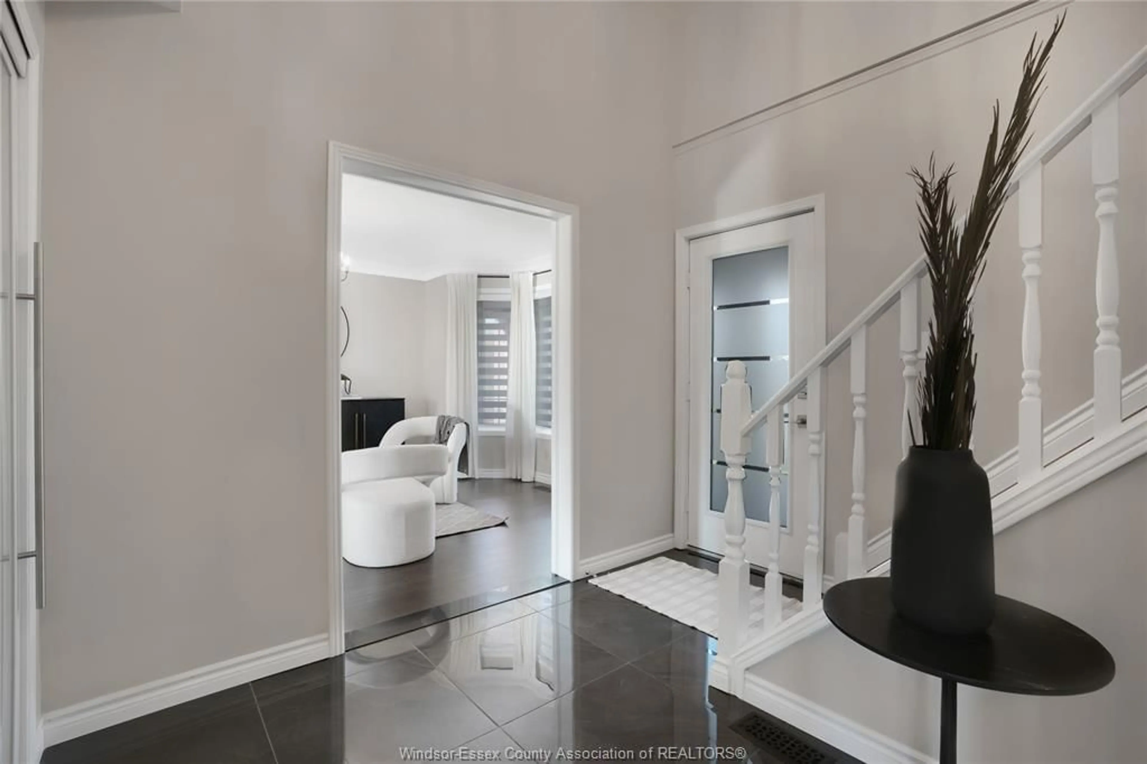 Indoor entryway for 570 JARVIS, Windsor Ontario N8P 1C9