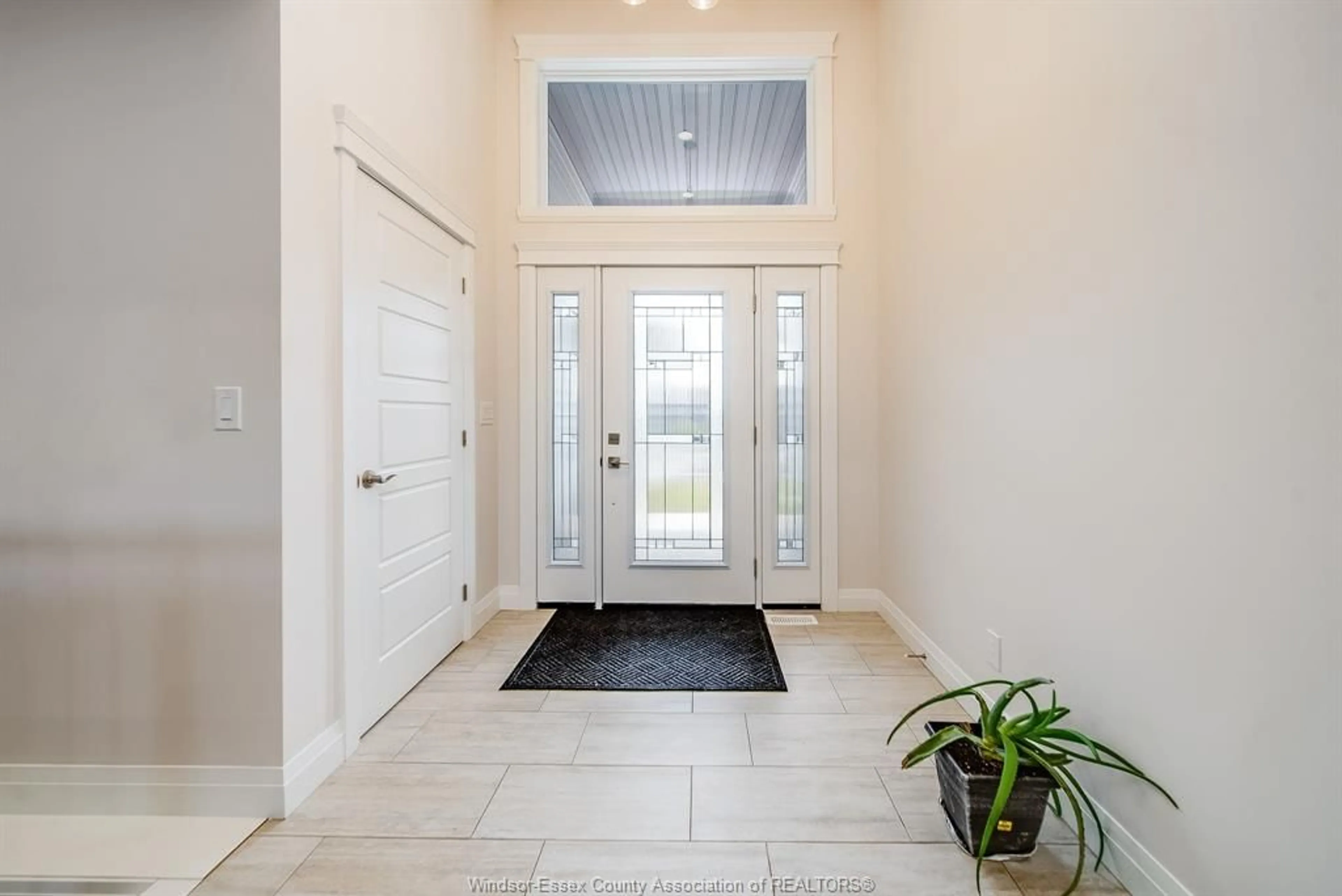Indoor entryway for 1712 MUCCI, Kingsville Ontario N0P 2G0