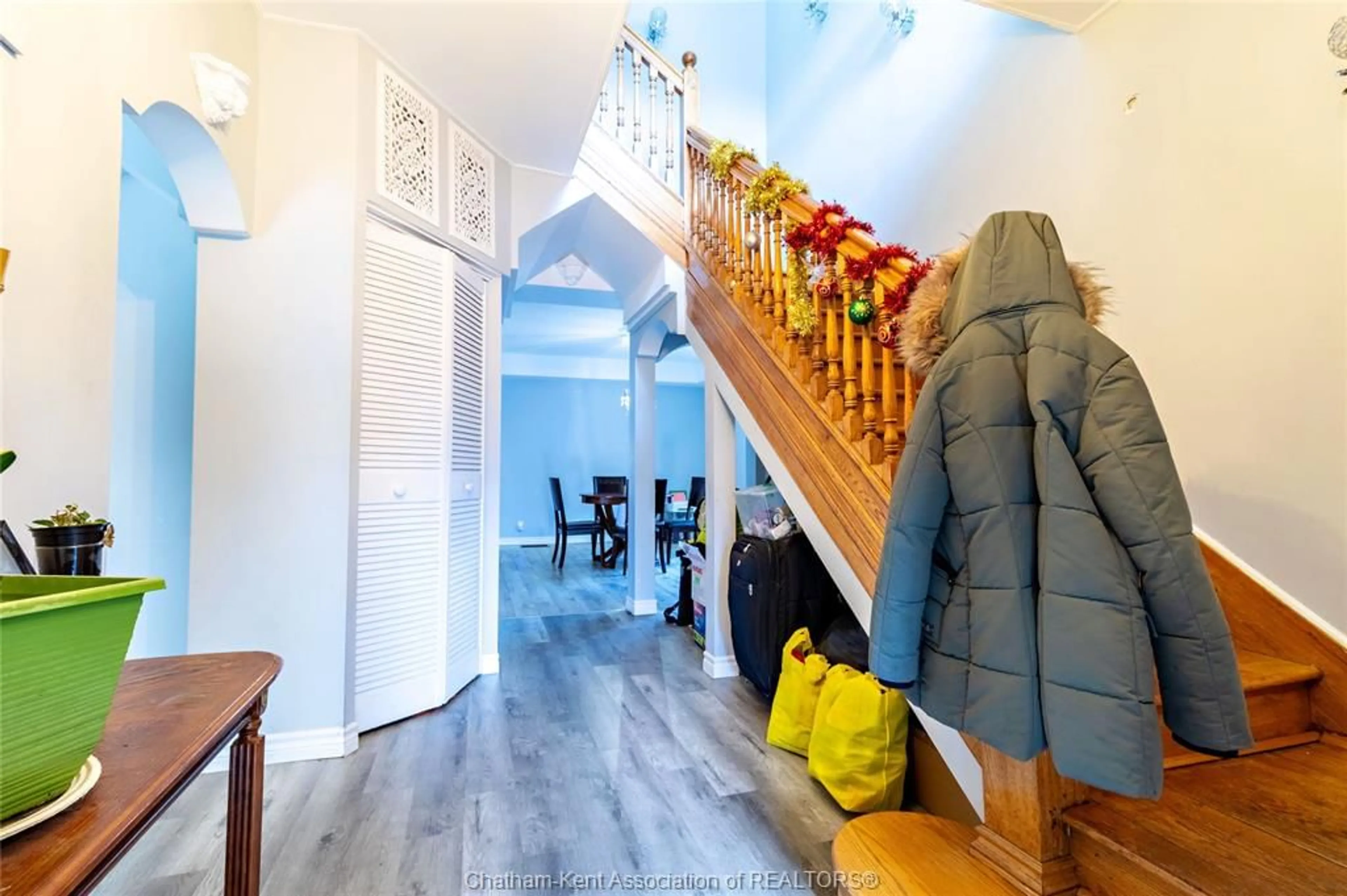 Indoor foyer for 45 RICHMOND St, Chatham Ontario N7M 1N5