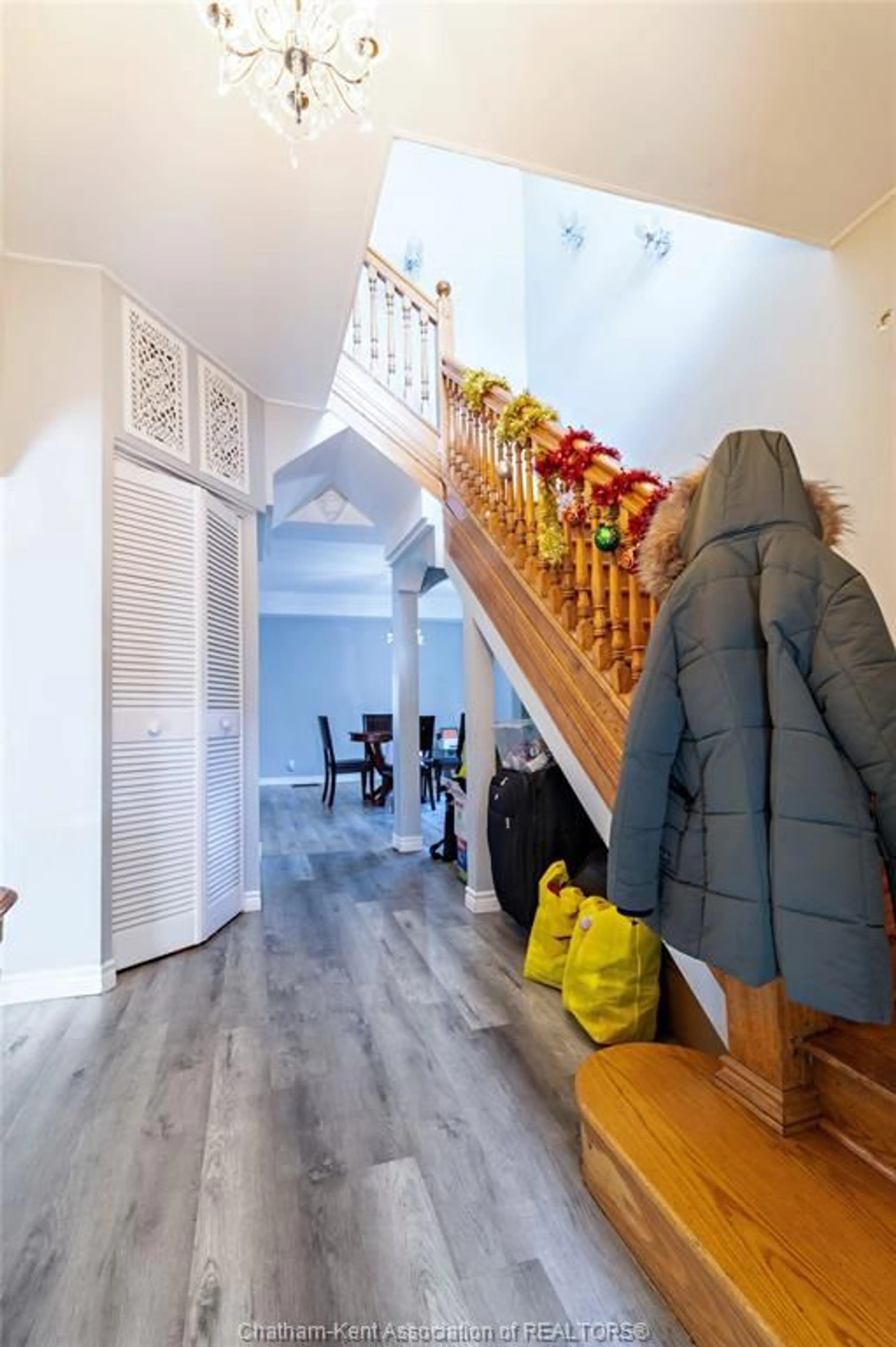 Indoor foyer for 45 RICHMOND St, Chatham Ontario N7M 1N5