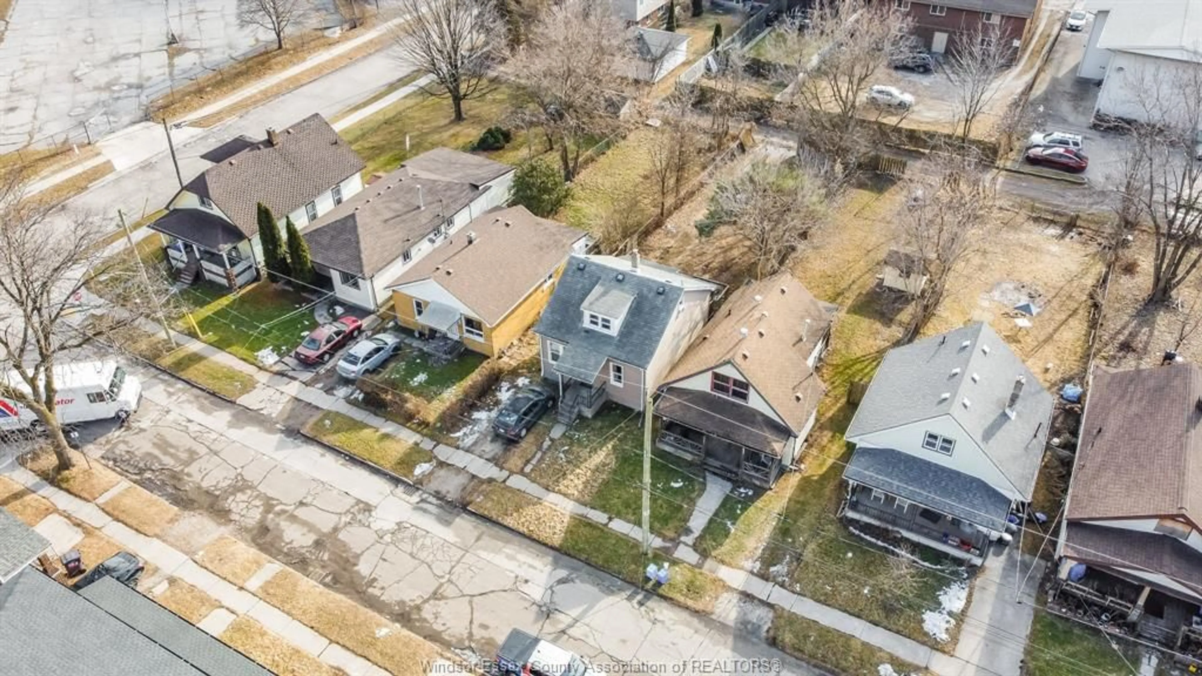 A pic from outside/outdoor area/front of a property/back of a property/a pic from drone, street for 649 TOURNIER, Windsor Ontario N9C 3G9
