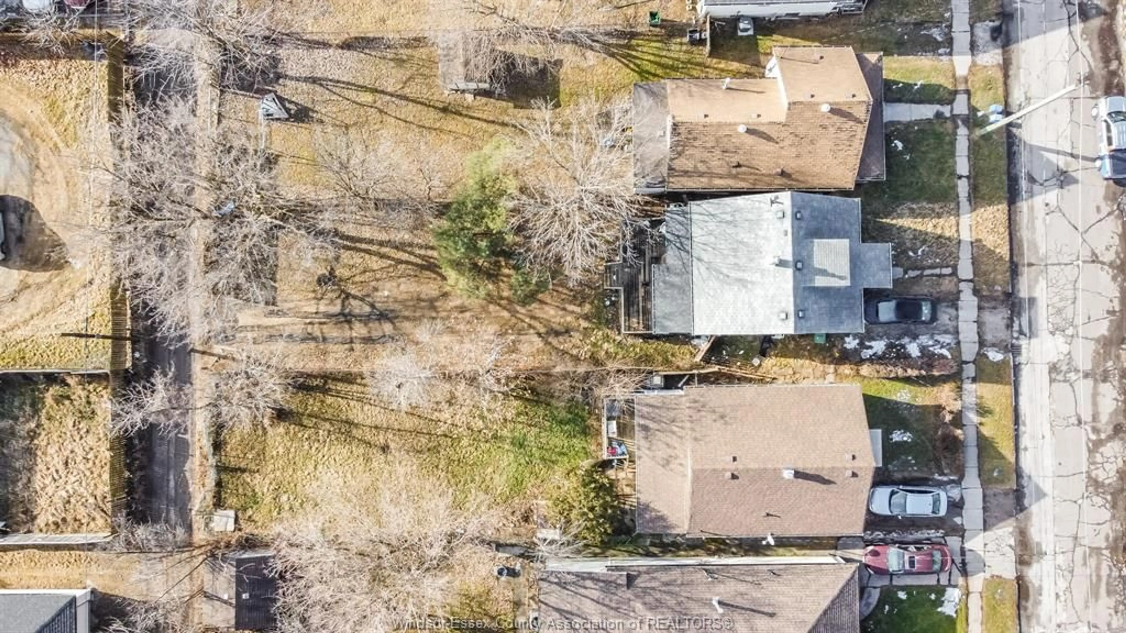 A pic from outside/outdoor area/front of a property/back of a property/a pic from drone, street for 649 TOURNIER, Windsor Ontario N9C 3G9