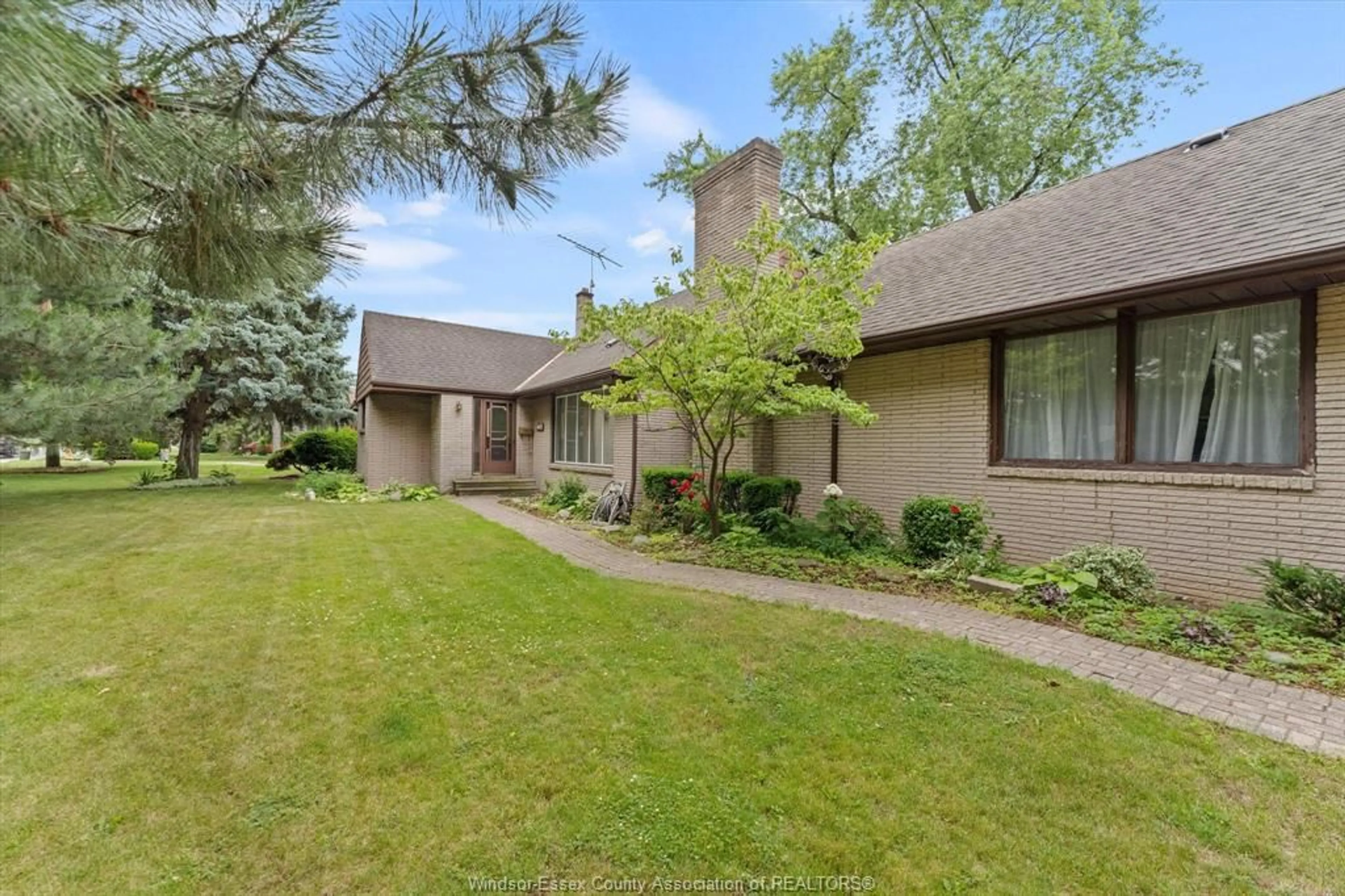 Unknown for 4015 DOUGALL Ave, Windsor Ontario N9G 1X4