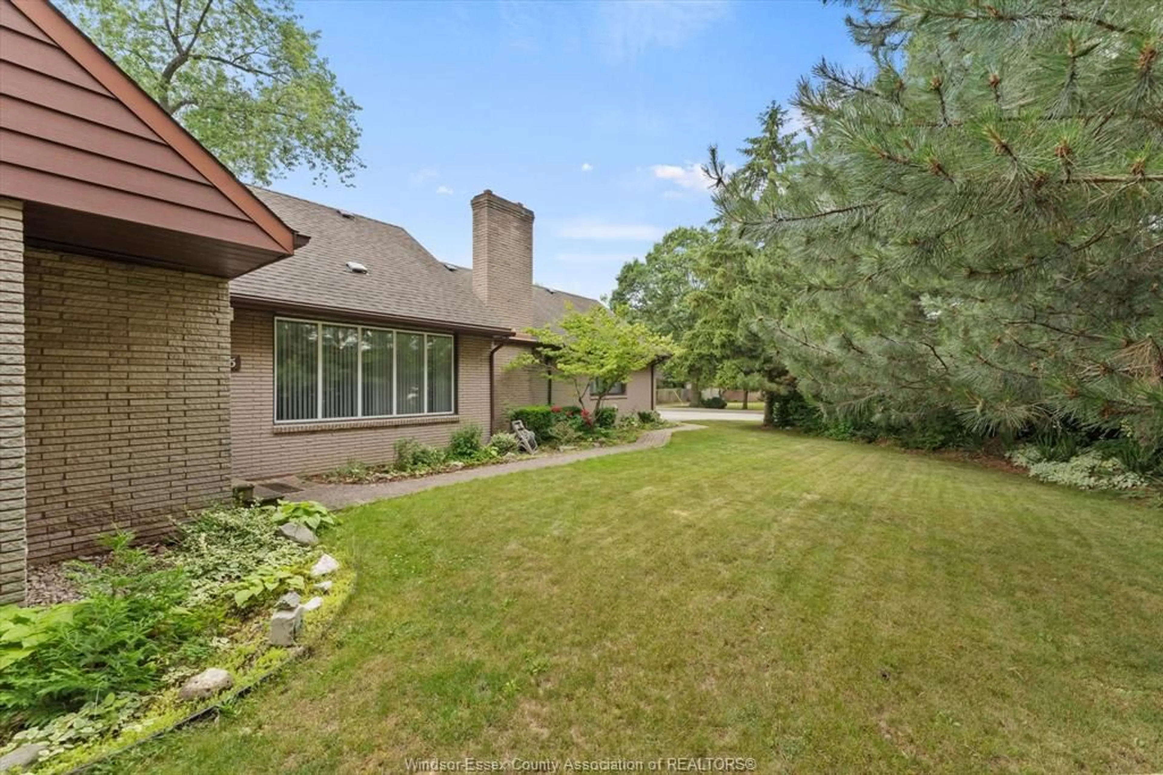 Patio, water/lake/river/ocean view for 4015 DOUGALL Ave, Windsor Ontario N9G 1X4