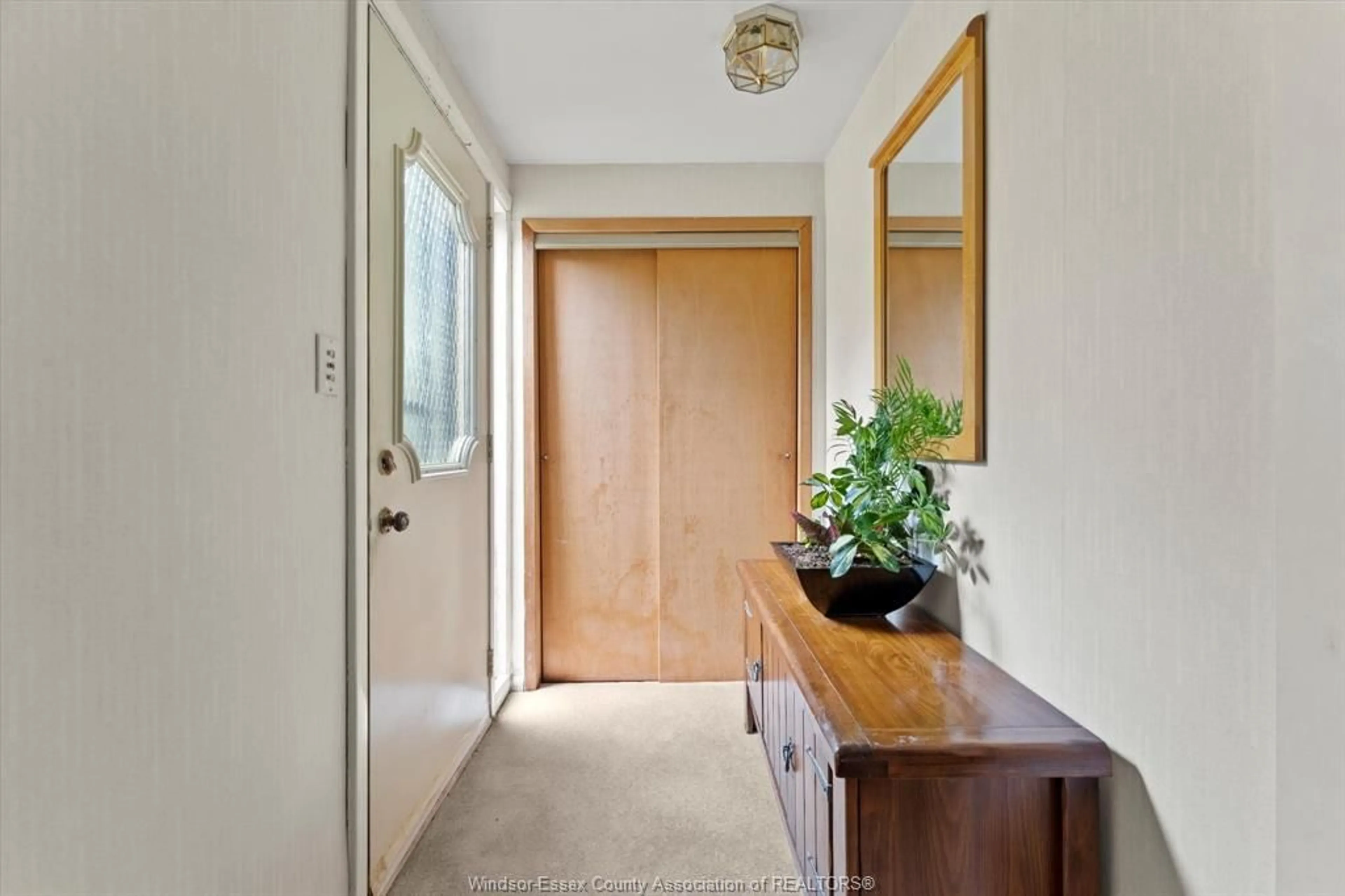 Indoor entryway for 4015 DOUGALL Ave, Windsor Ontario N9G 1X4